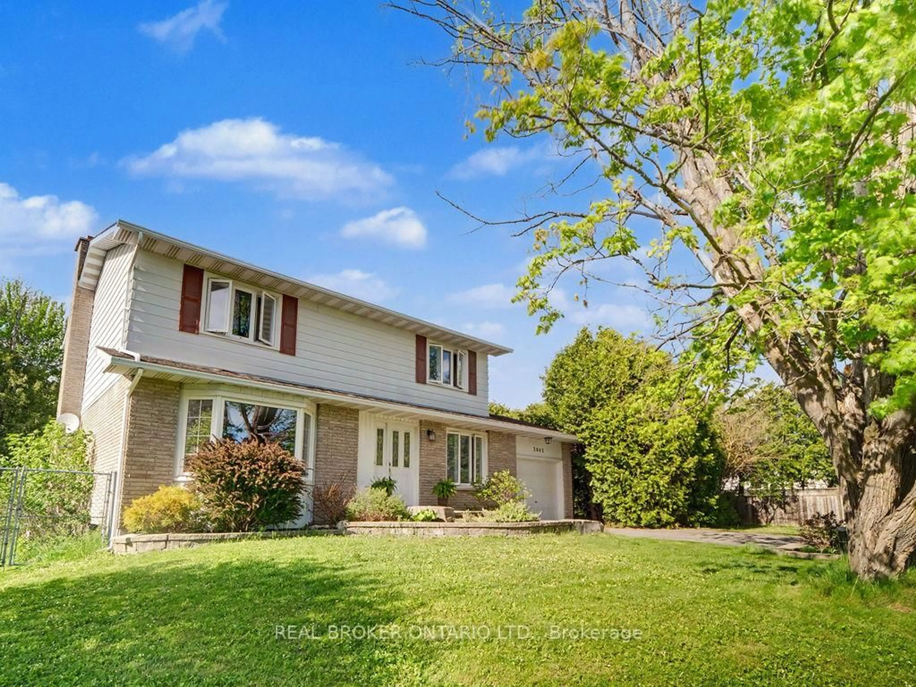 A pic from outside/outdoor area/front of a property/back of a property/a pic from drone, street for 5662 South Island Park Dr, Ottawa Ontario K4M 1J3