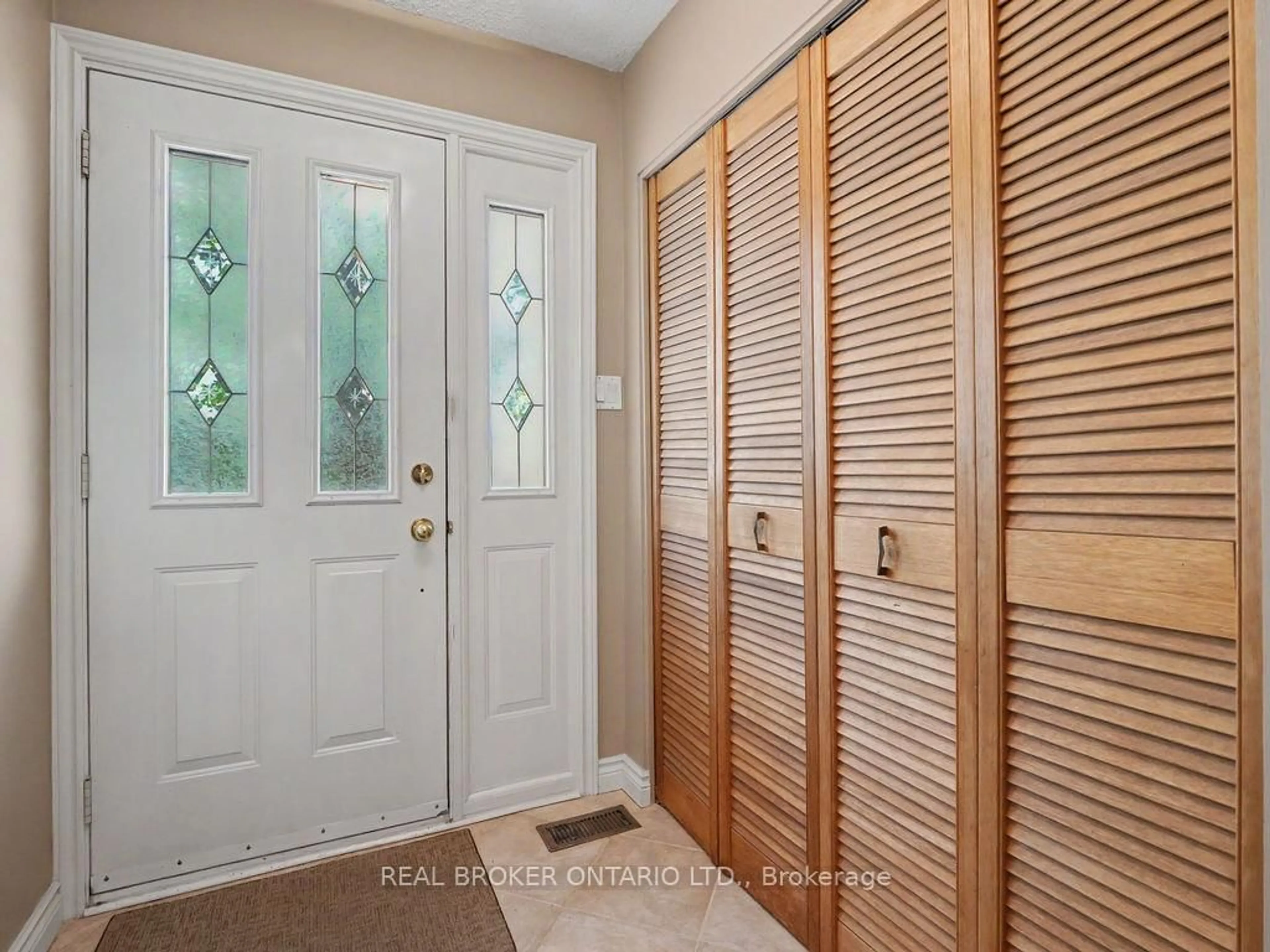 Indoor entryway for 5662 South Island Park Dr, Ottawa Ontario K4M 1J3