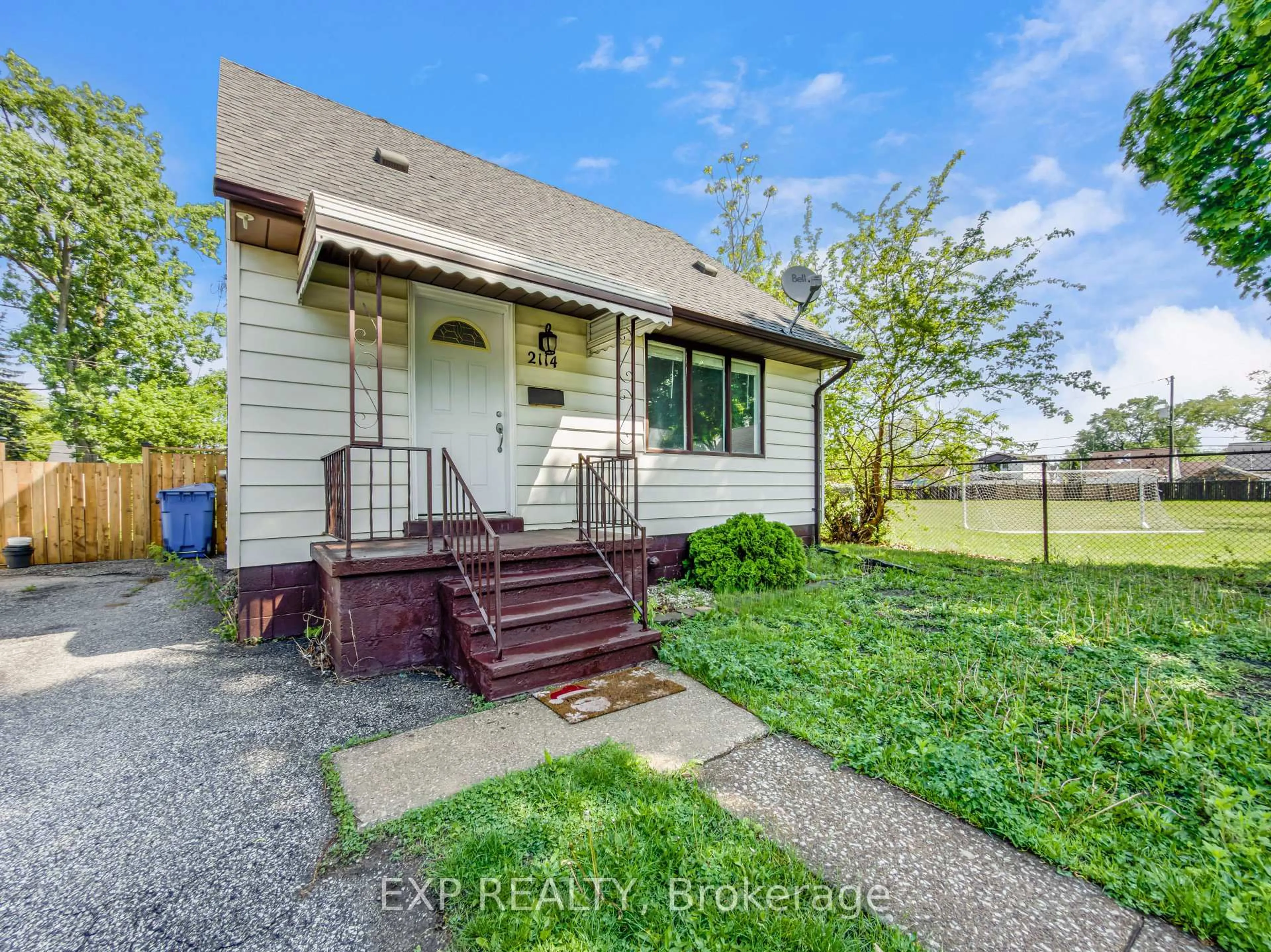 A pic from outside/outdoor area/front of a property/back of a property/a pic from drone, street for 2114 GIRARDOT St, Windsor Ontario N9B 1R2