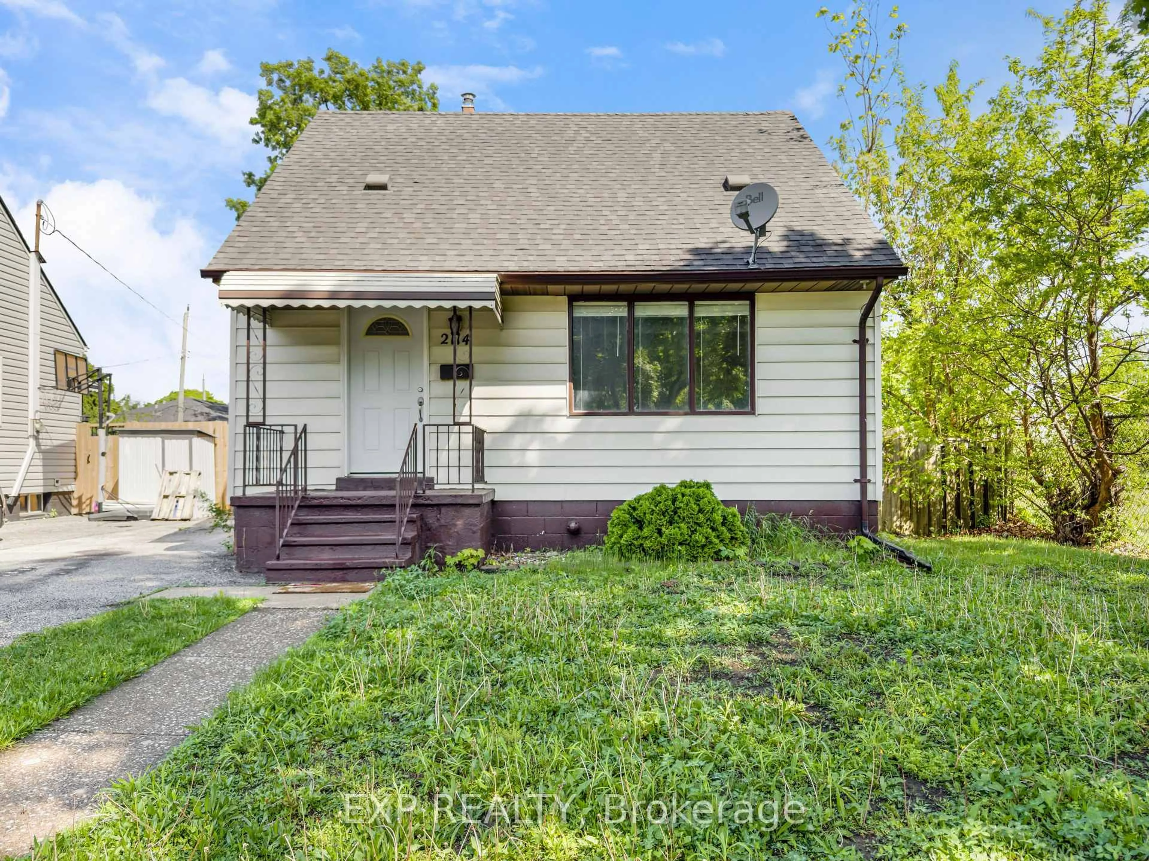Home with vinyl exterior material, street for 2114 GIRARDOT St, Windsor Ontario N9B 1R2