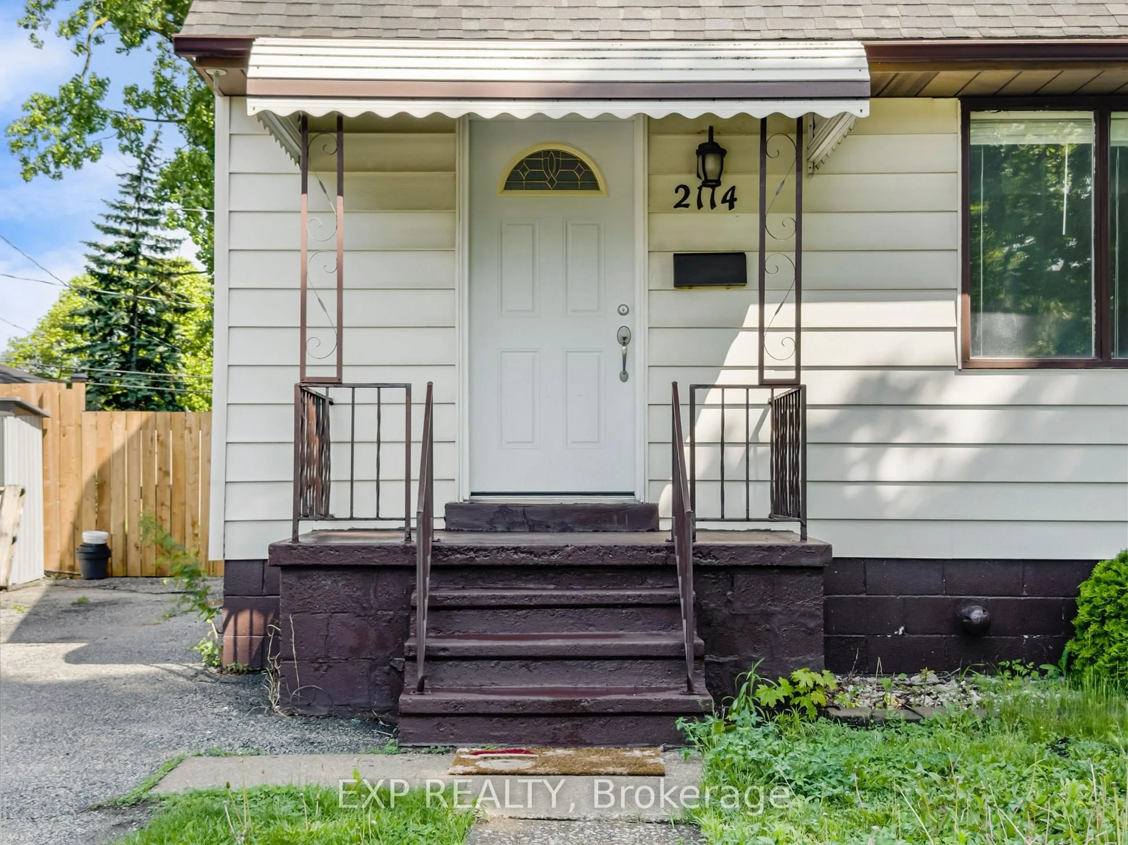 Home with vinyl exterior material, street for 2114 GIRARDOT St, Windsor Ontario N9B 1R2