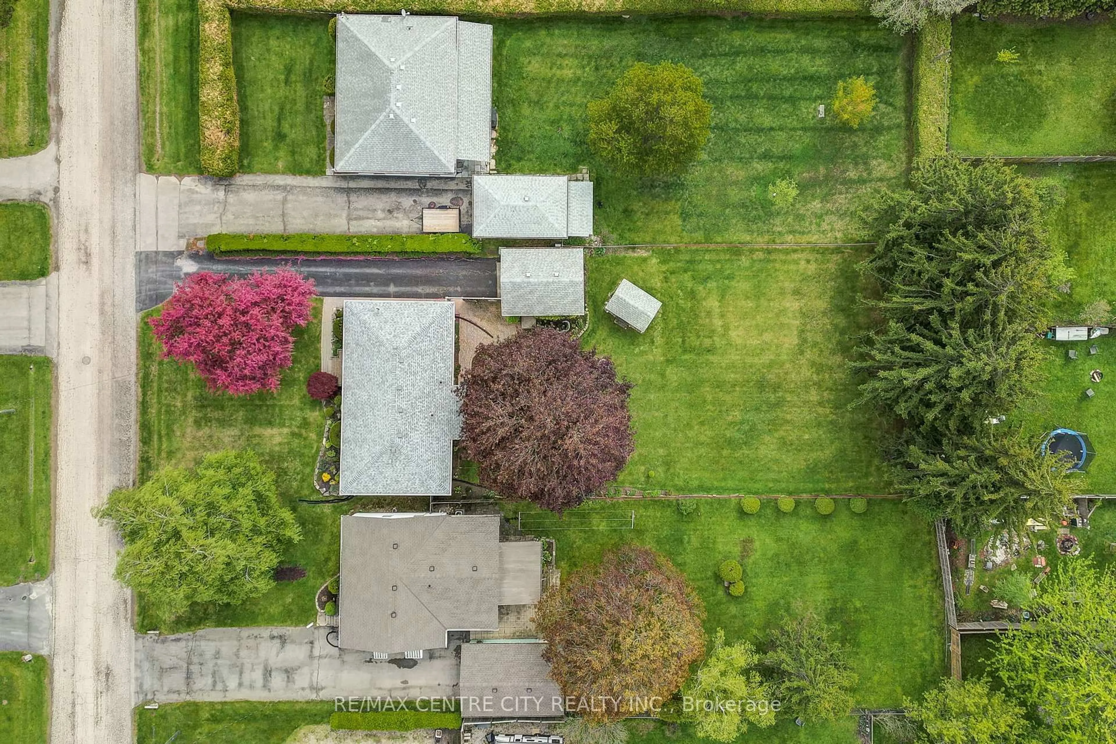 A pic from outside/outdoor area/front of a property/back of a property/a pic from drone, street for 8 Patricia St, St. Thomas Ontario N5P 2C6