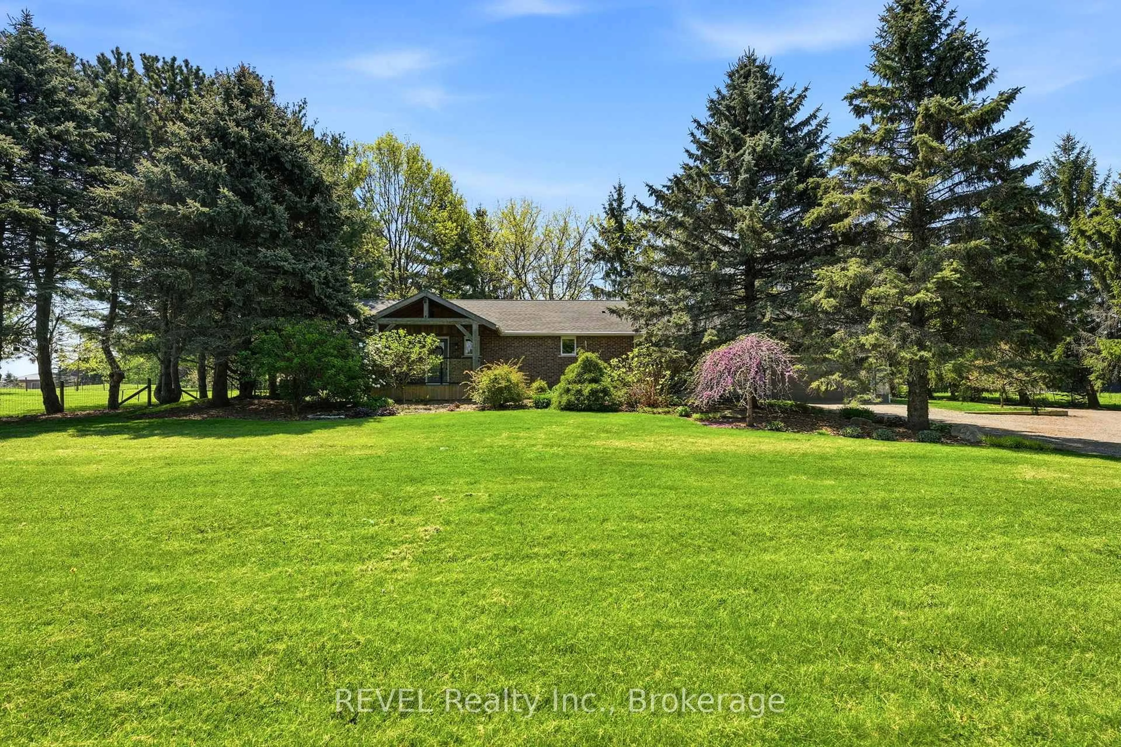 A pic from outside/outdoor area/front of a property/back of a property/a pic from drone, water/lake/river/ocean view for 200 Hurricane Rd, Pelham Ontario L3E 0V8