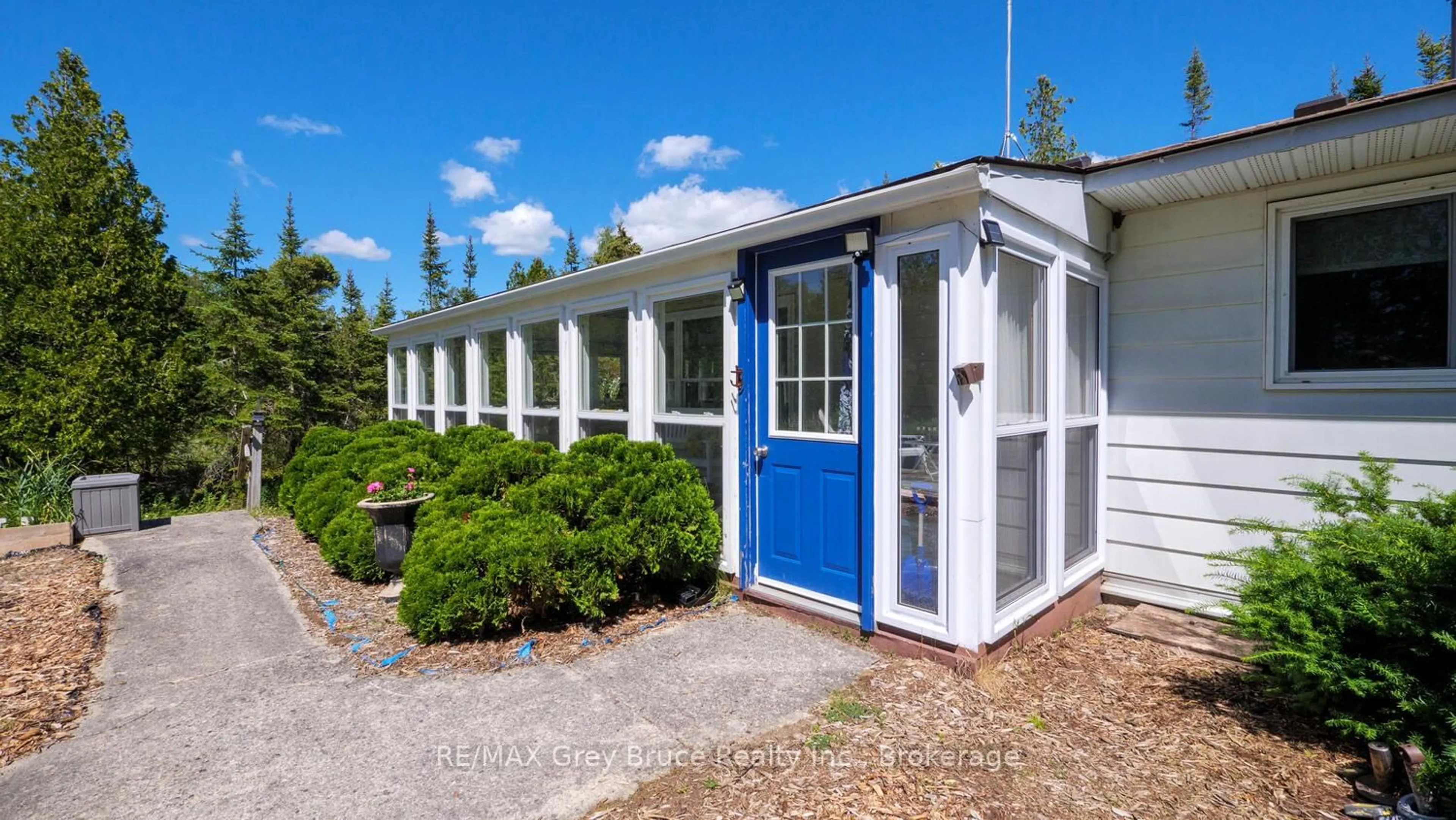 Home with vinyl exterior material, building for 1034 DORCAS BAY Rd, Northern Bruce Peninsula Ontario N0H 2R0
