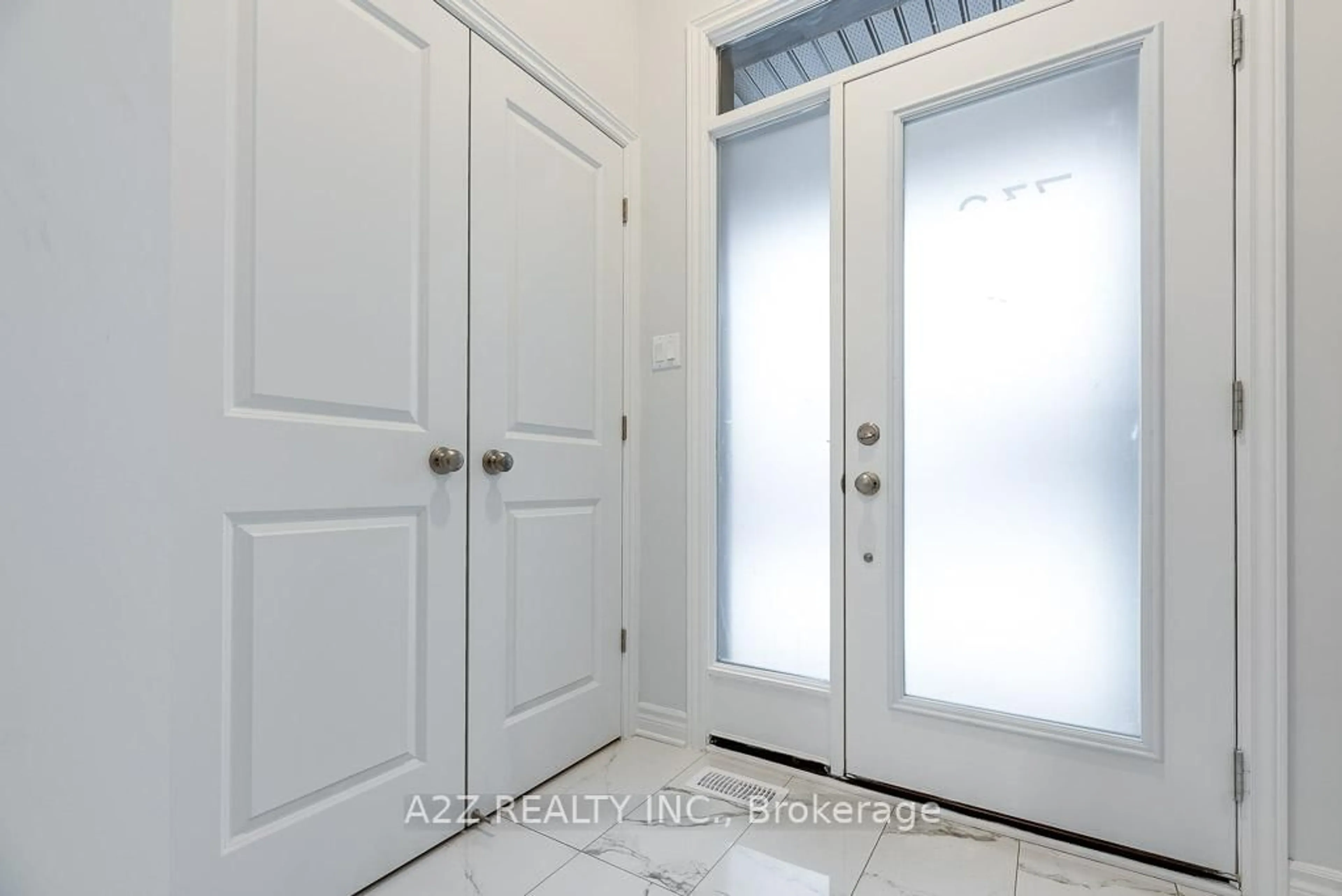 Indoor entryway for 732 Miikana Rd, Ottawa Ontario K1X 0H6