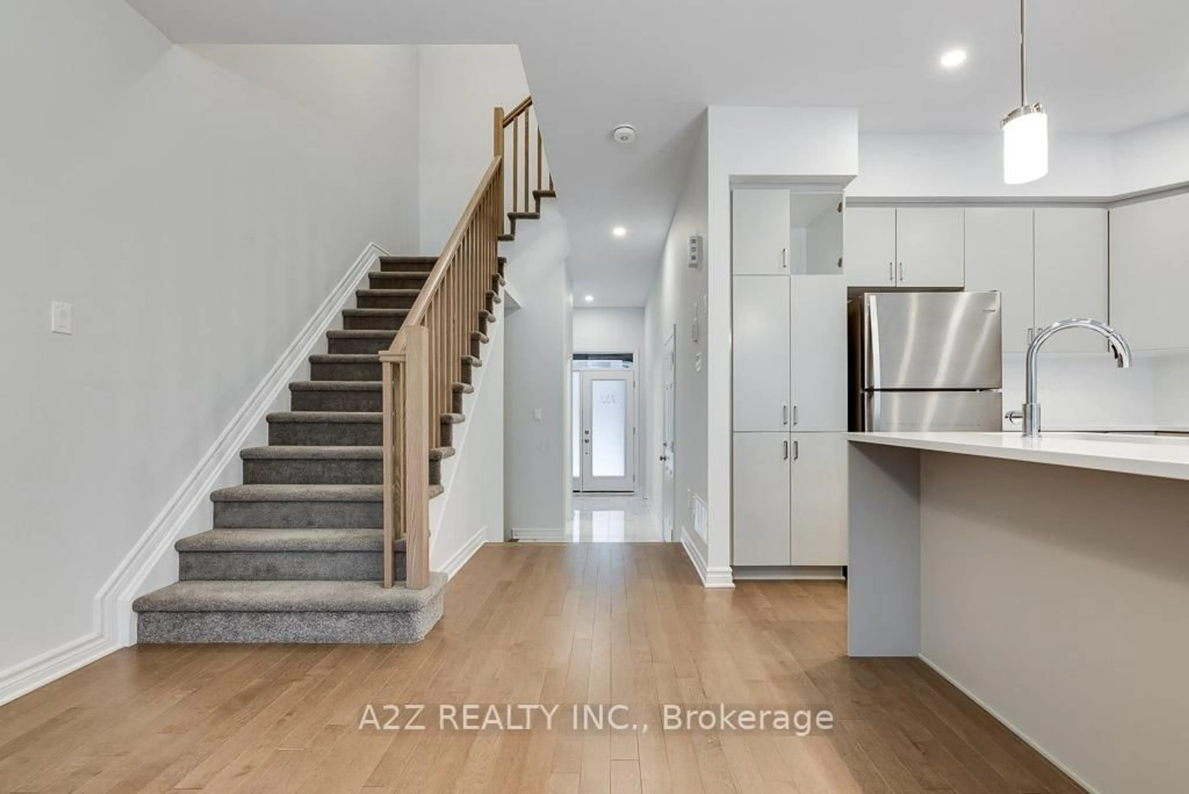 Indoor entryway for 732 Miikana Rd, Ottawa Ontario K1X 0H6