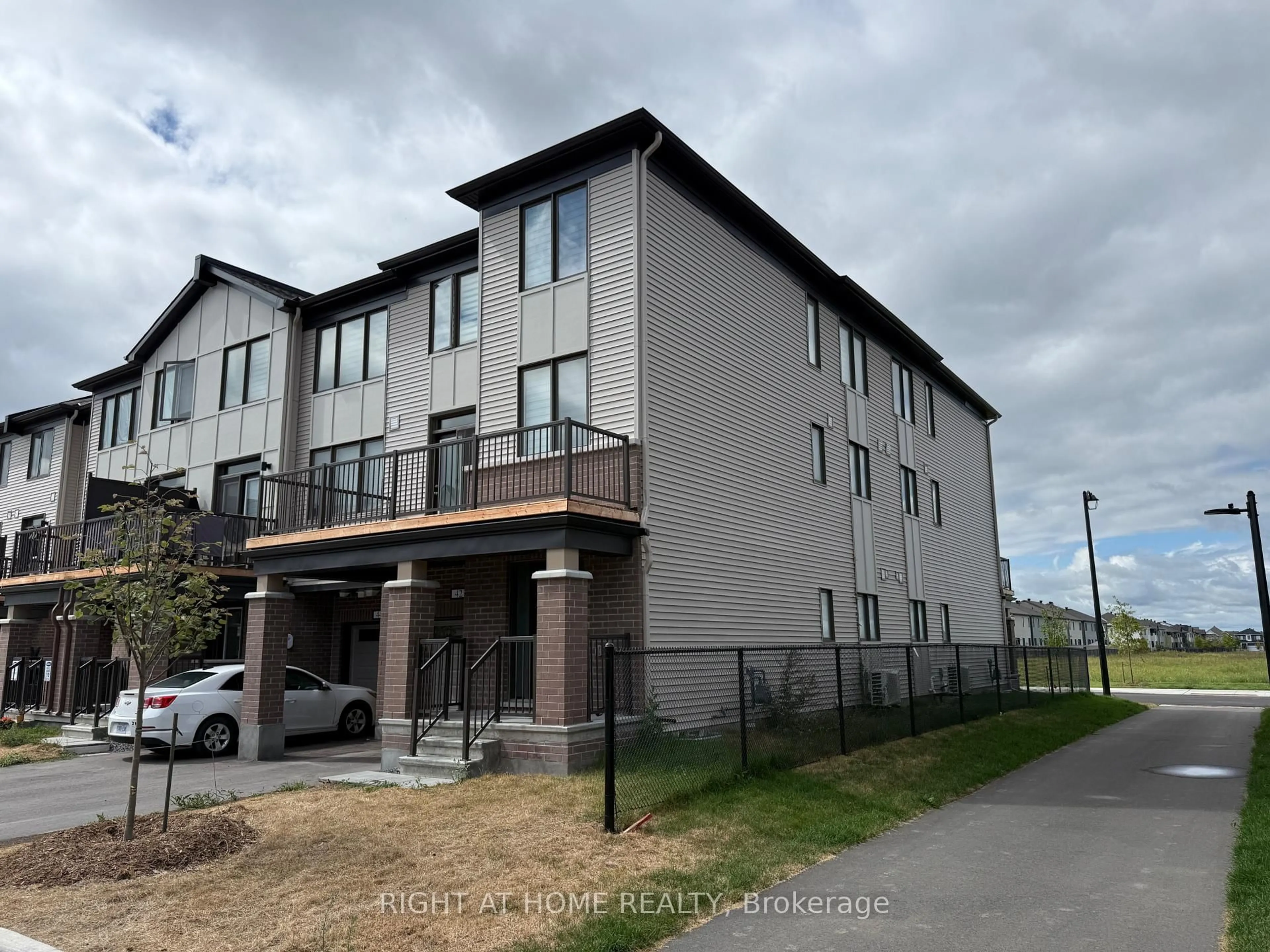 A pic from outside/outdoor area/front of a property/back of a property/a pic from drone, building for 42 STITCH Mews, Richmond Ontario K0A 2Z0
