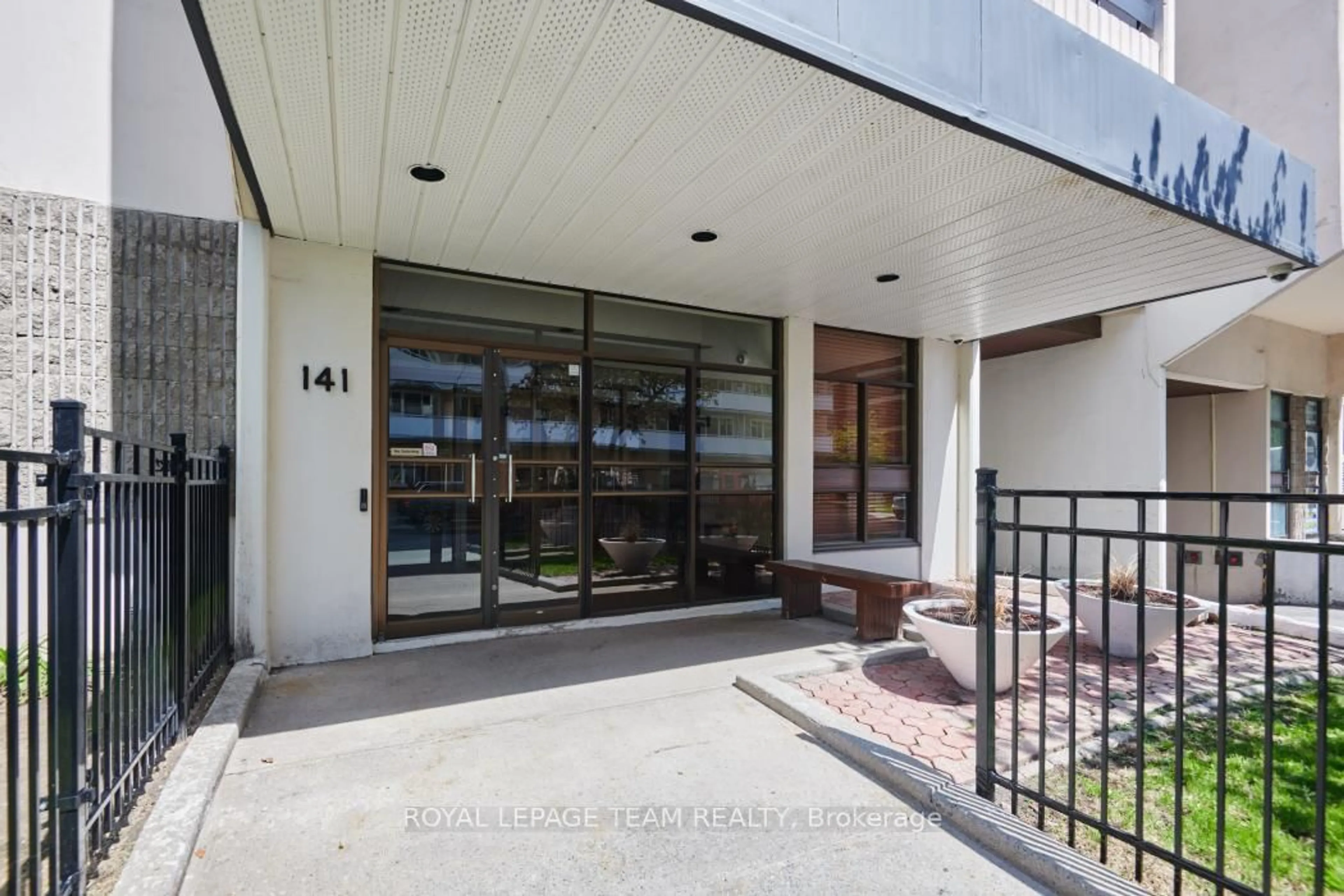 Indoor foyer for 141 Somerset St #1004, Ottawa Ontario K2P 2H1