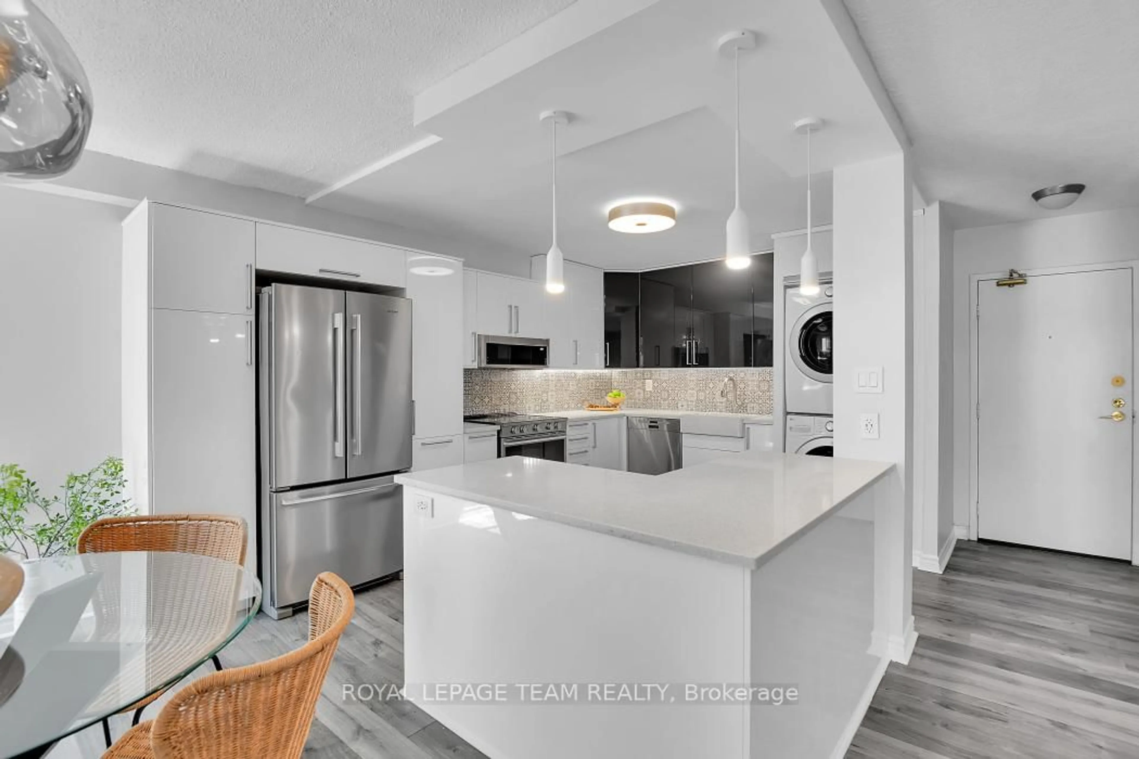 Open concept kitchen, ceramic/tile floor for 141 Somerset St #1004, Ottawa Ontario K2P 2H1