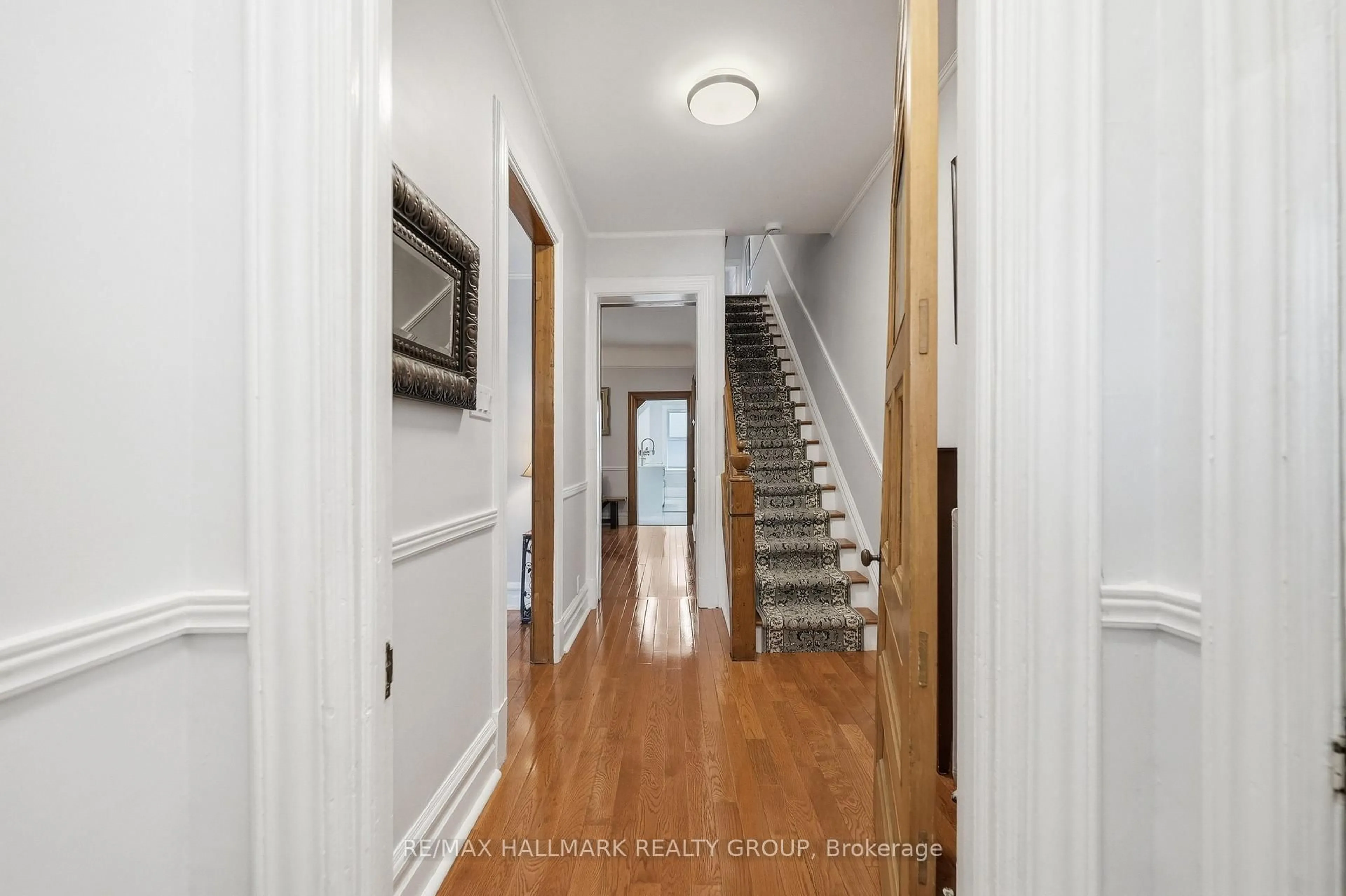 Indoor entryway for 194 Cobourg St, Ottawa Ontario K1N 8H6