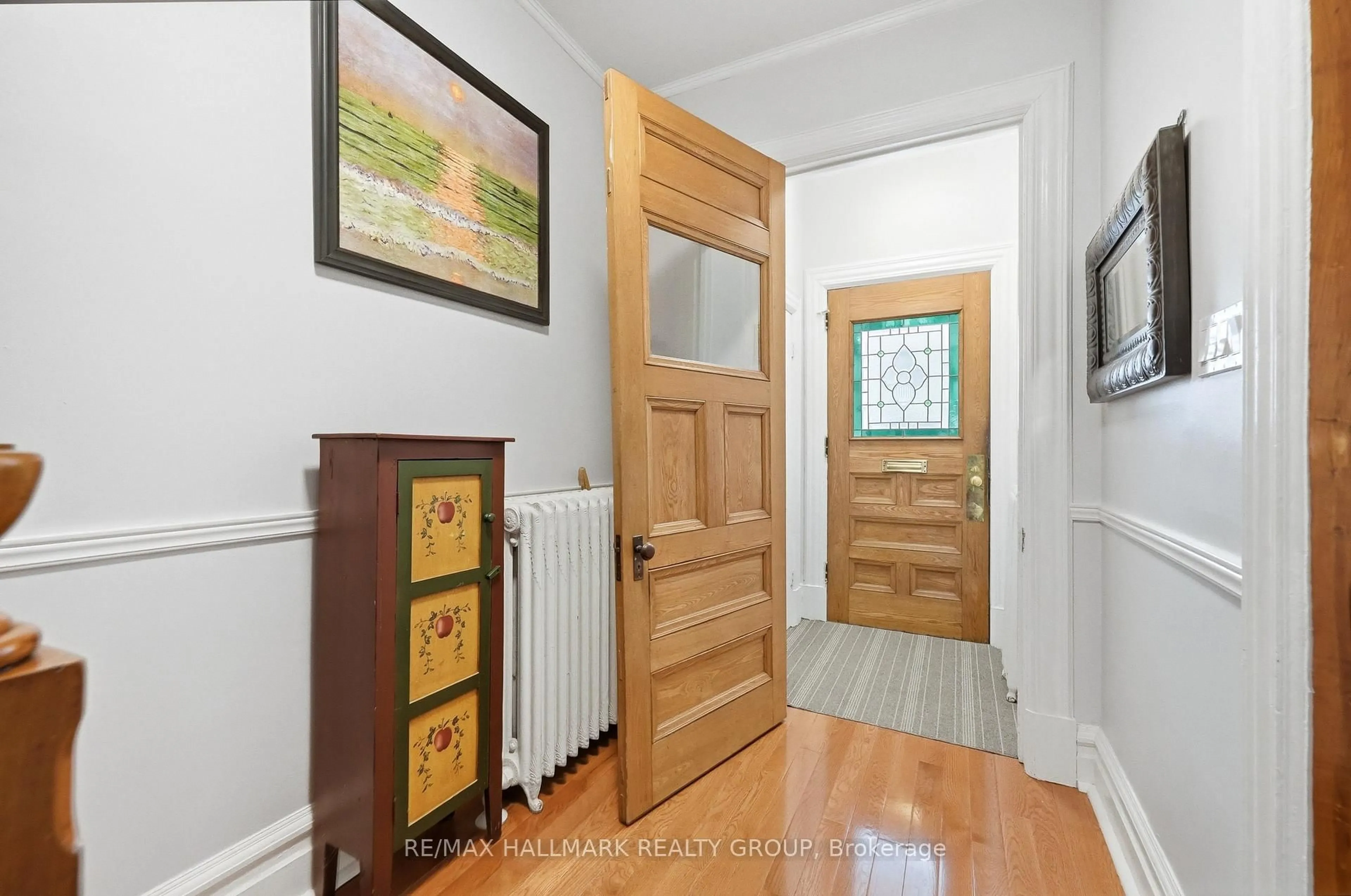 Indoor entryway for 194 Cobourg St, Ottawa Ontario K1N 8H6