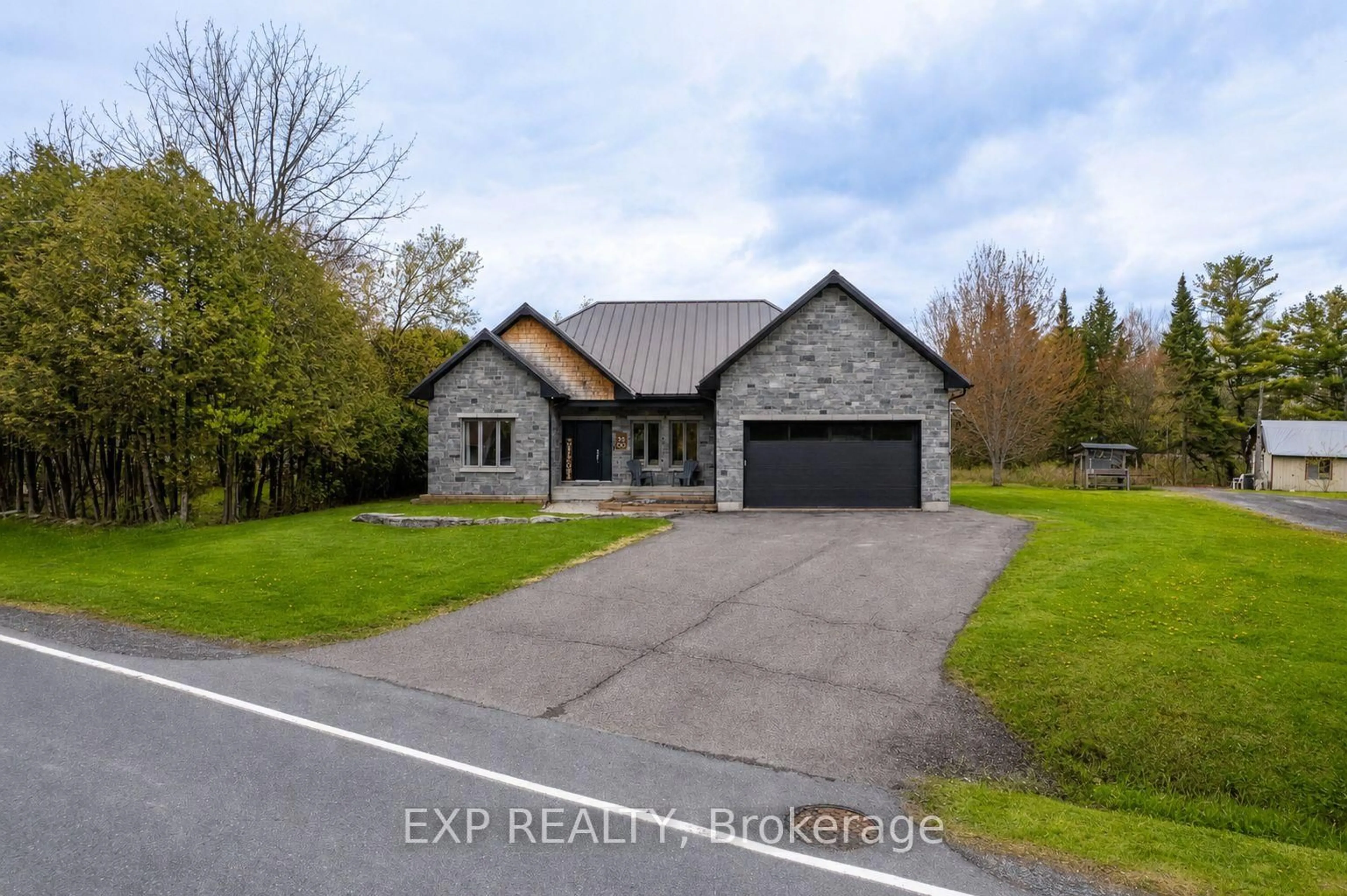 A pic from outside/outdoor area/front of a property/back of a property/a pic from drone, street for 3568 PRINCIPALE St, Alfred and Plantagenet Ontario K0A 3K0