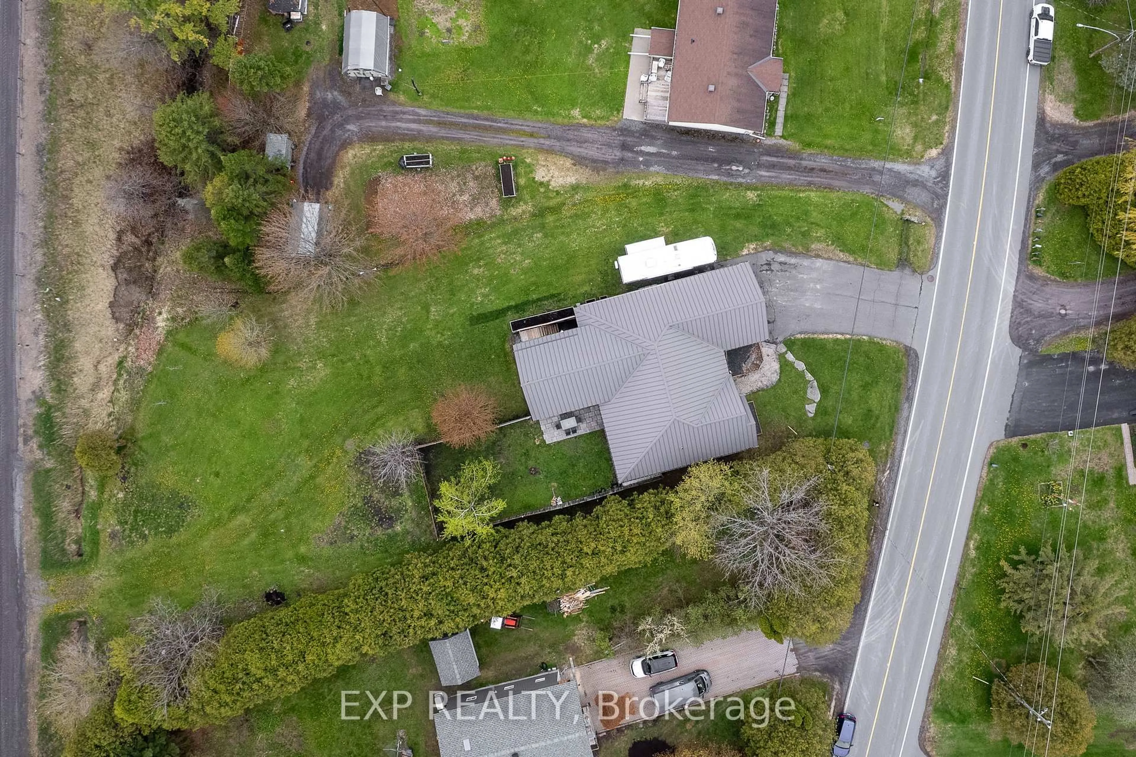 A pic from outside/outdoor area/front of a property/back of a property/a pic from drone, street for 3568 PRINCIPALE St, Alfred and Plantagenet Ontario K0A 3K0