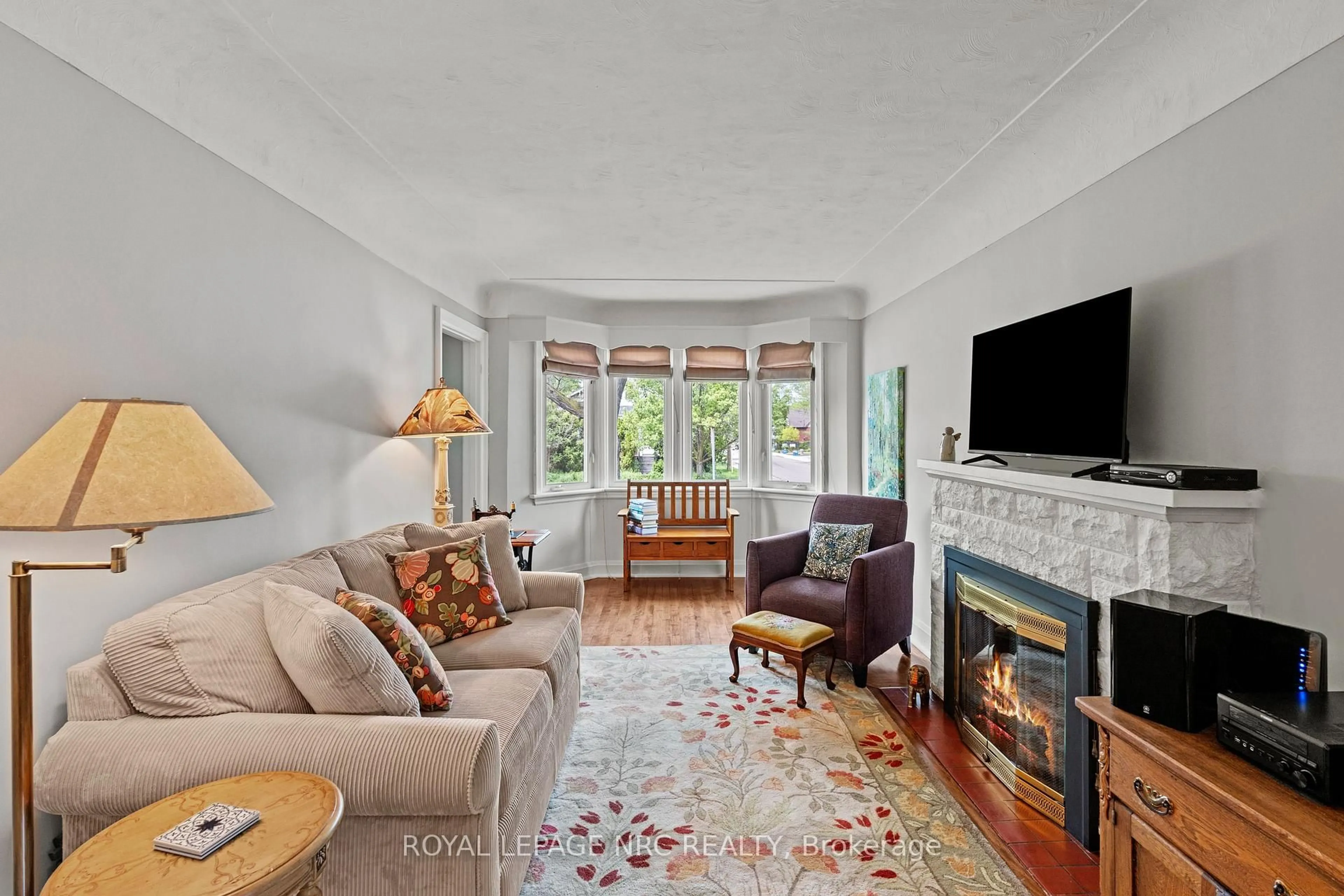 Living room with furniture, unknown for 81 Belvidere Ave, Hamilton Ontario L9A 3B6
