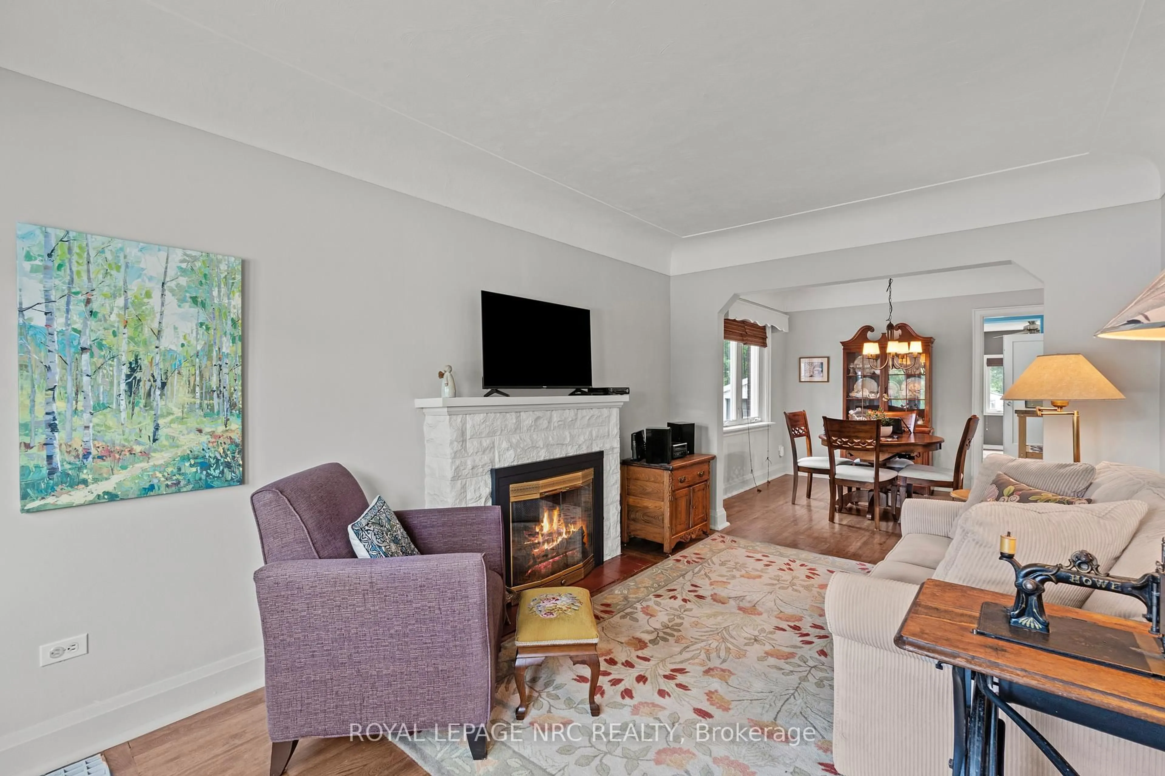 Living room with furniture, unknown for 81 Belvidere Ave, Hamilton Ontario L9A 3B6