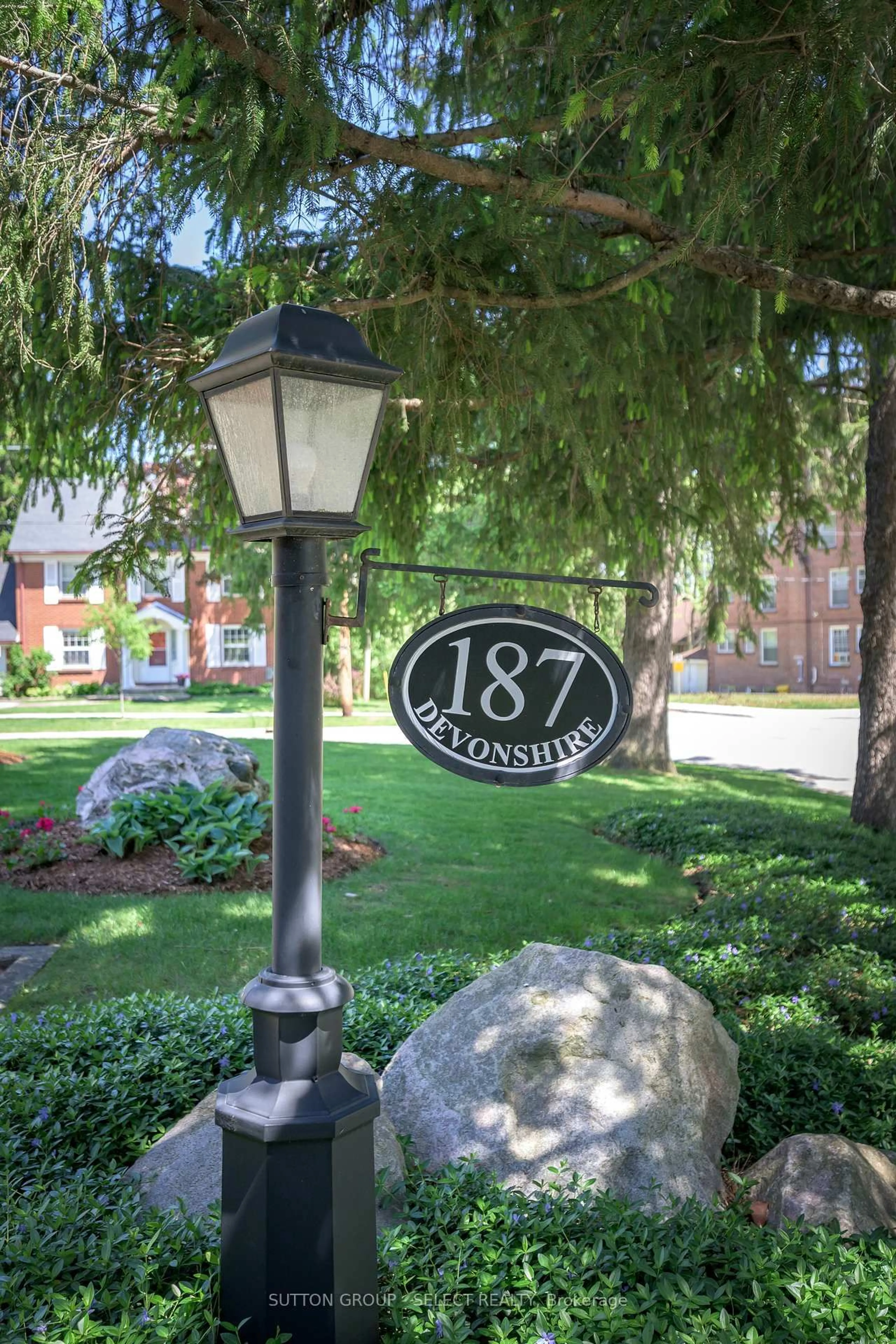 Indoor foyer for 187 Devonshire Ave, London South Ontario N6C 2H9