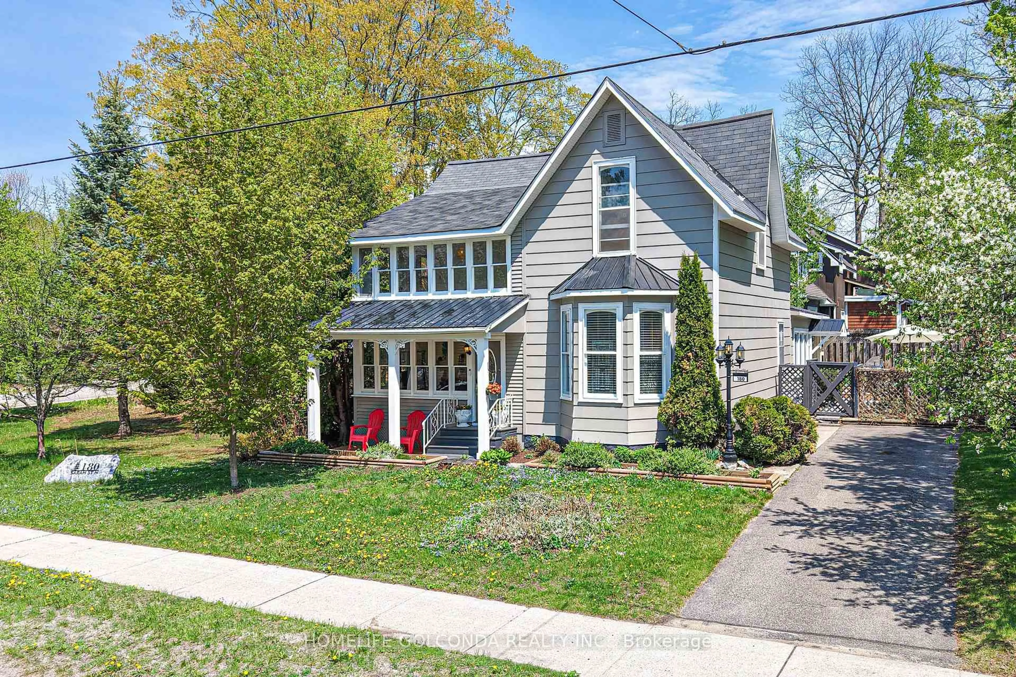 Home with vinyl exterior material, street for 180 Sarah St, Gravenhurst Ontario P1P 1G9