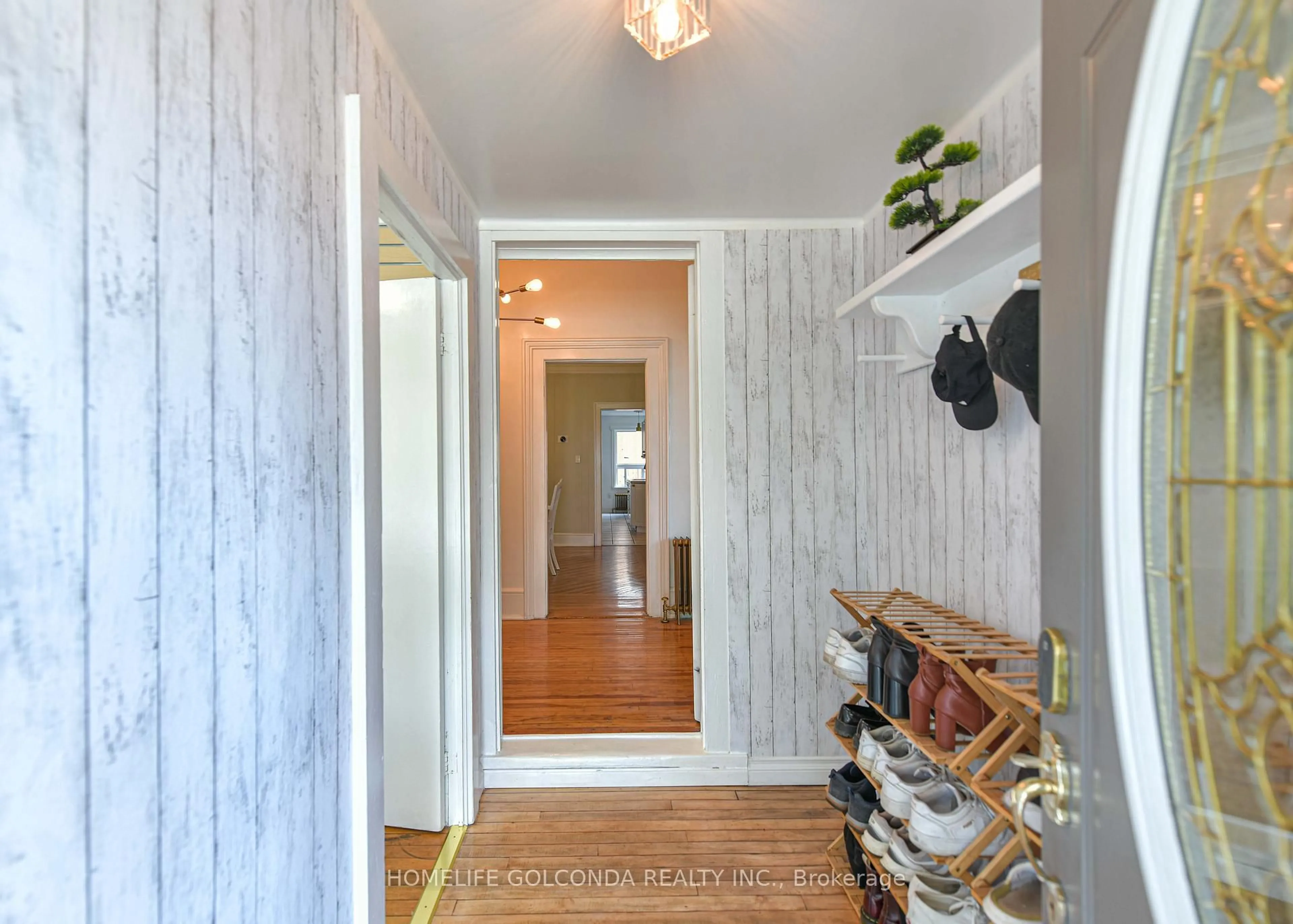 Indoor entryway for 180 Sarah St, Gravenhurst Ontario P1P 1G9