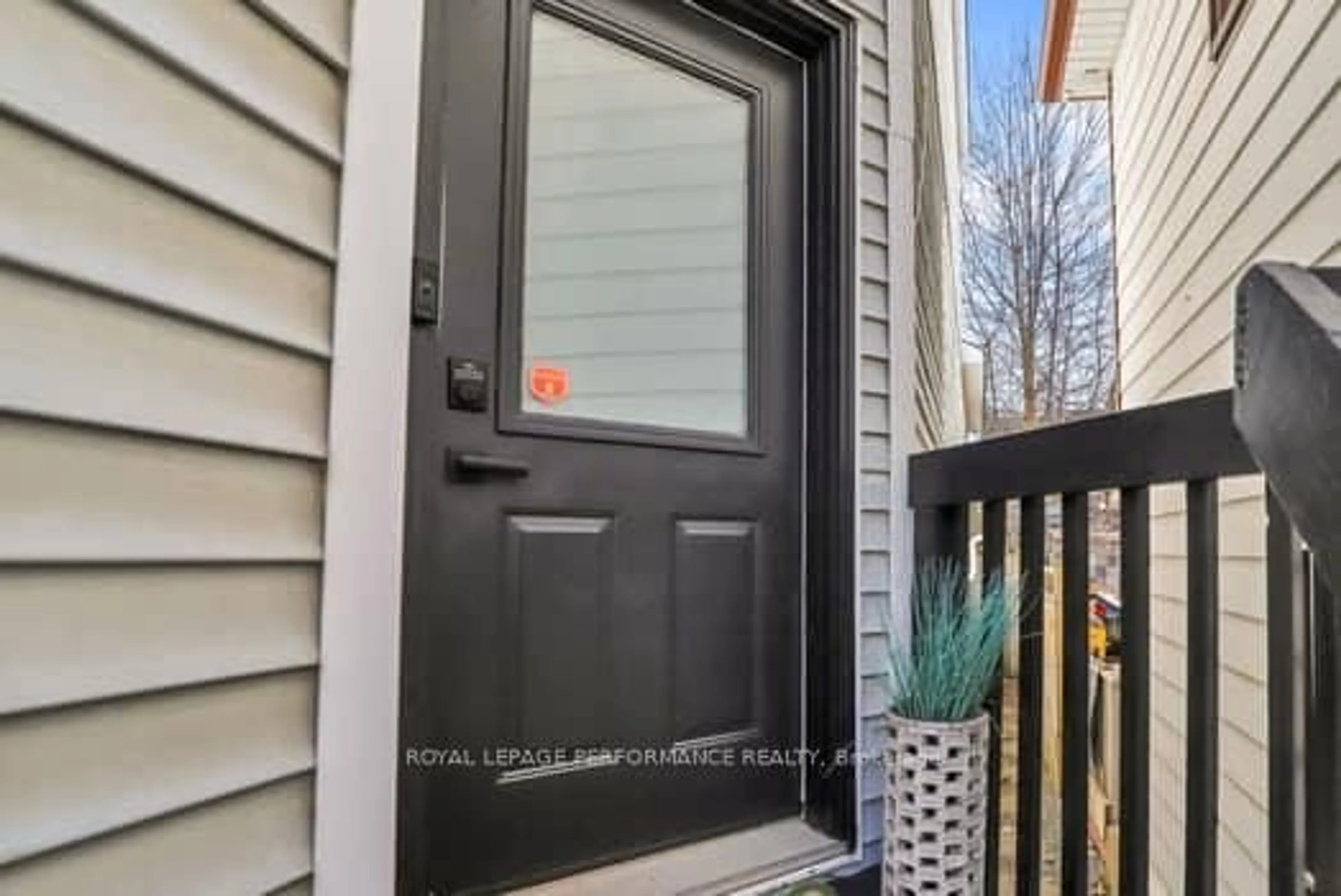 Indoor entryway for 221 Desrosiers St, Ottawa Ontario K1L 7T2