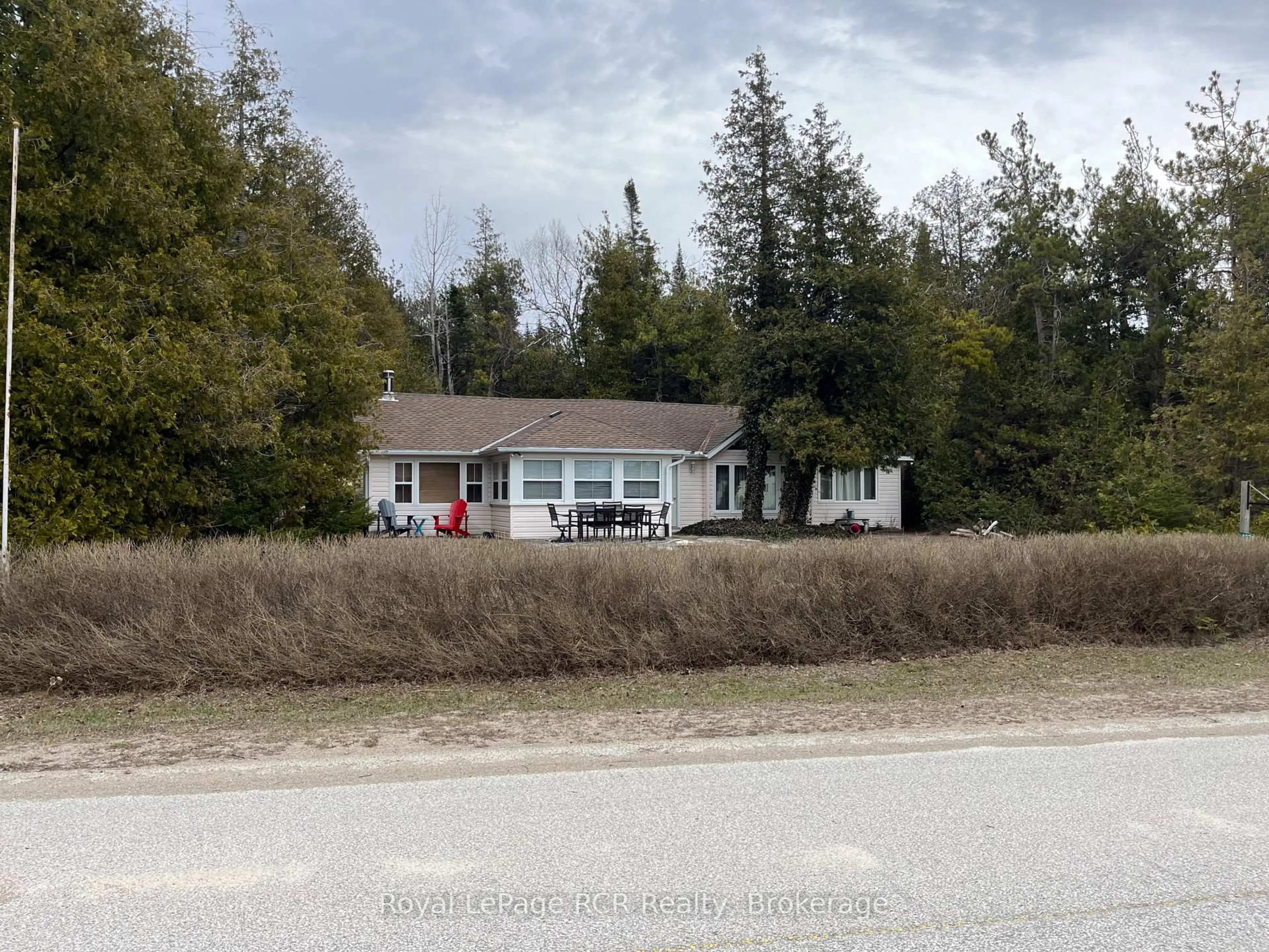A pic from outside/outdoor area/front of a property/back of a property/a pic from drone, street for 1371 2nd Ave, Native Leased Lands Ontario N0H 2L0