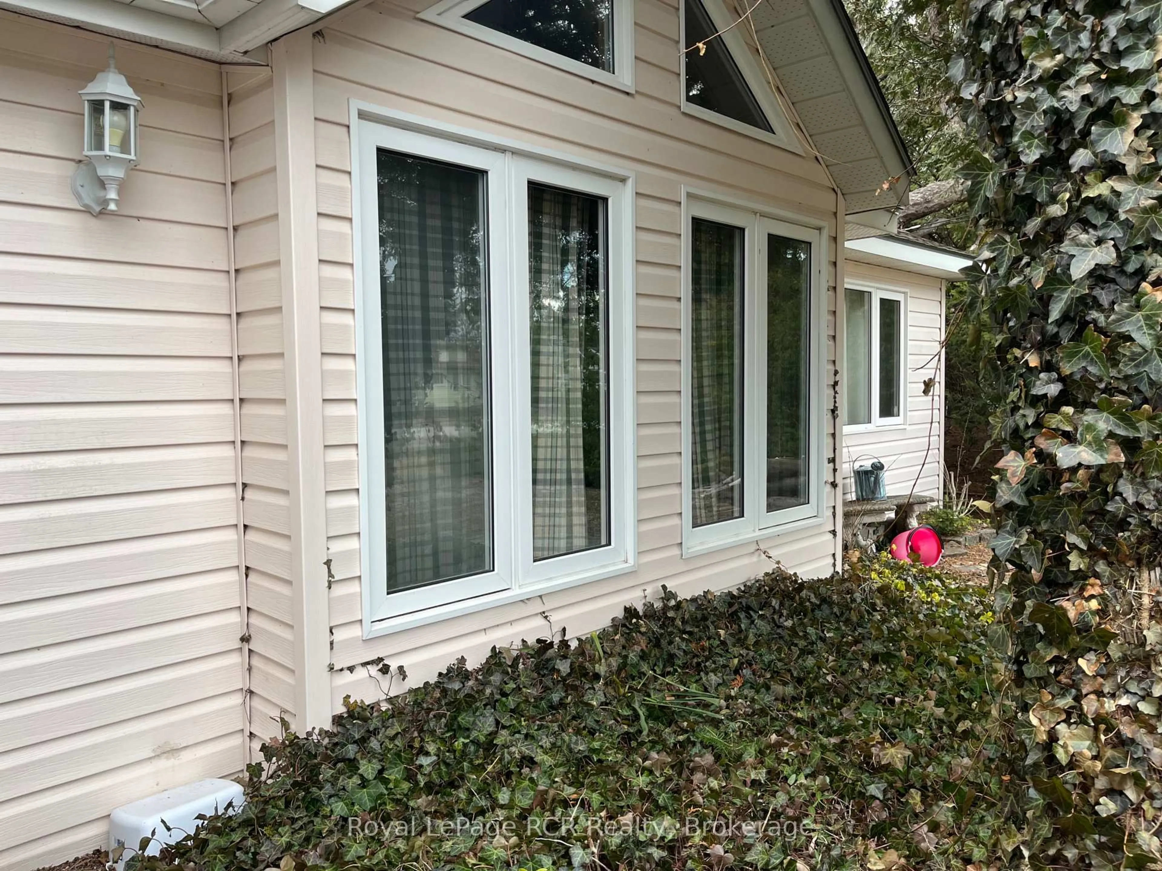 Home with vinyl exterior material, street for 1371 2nd Ave, Native Leased Lands Ontario N0H 2L0