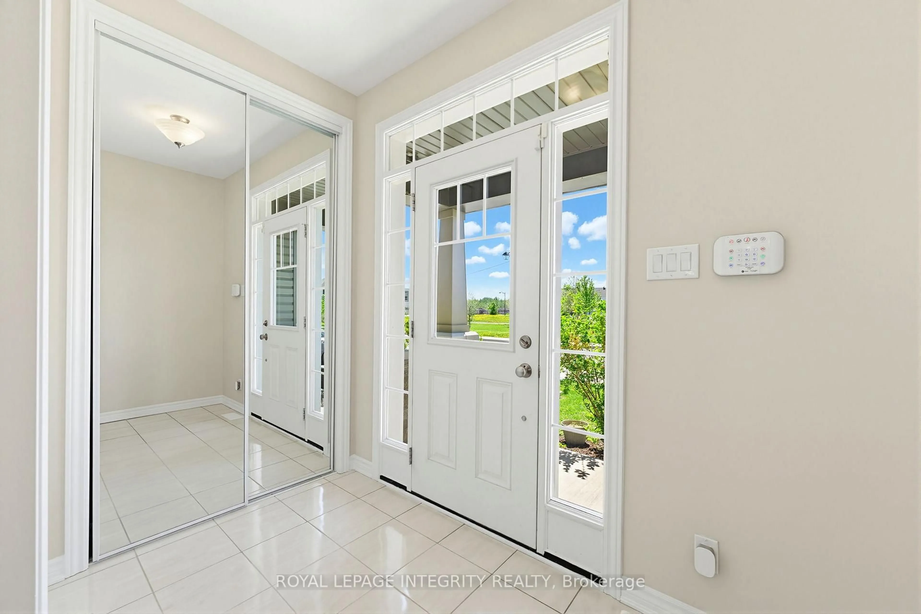 Indoor entryway for 730 Jerome Jodoin Dr, Ottawa Ontario K4A 1E1