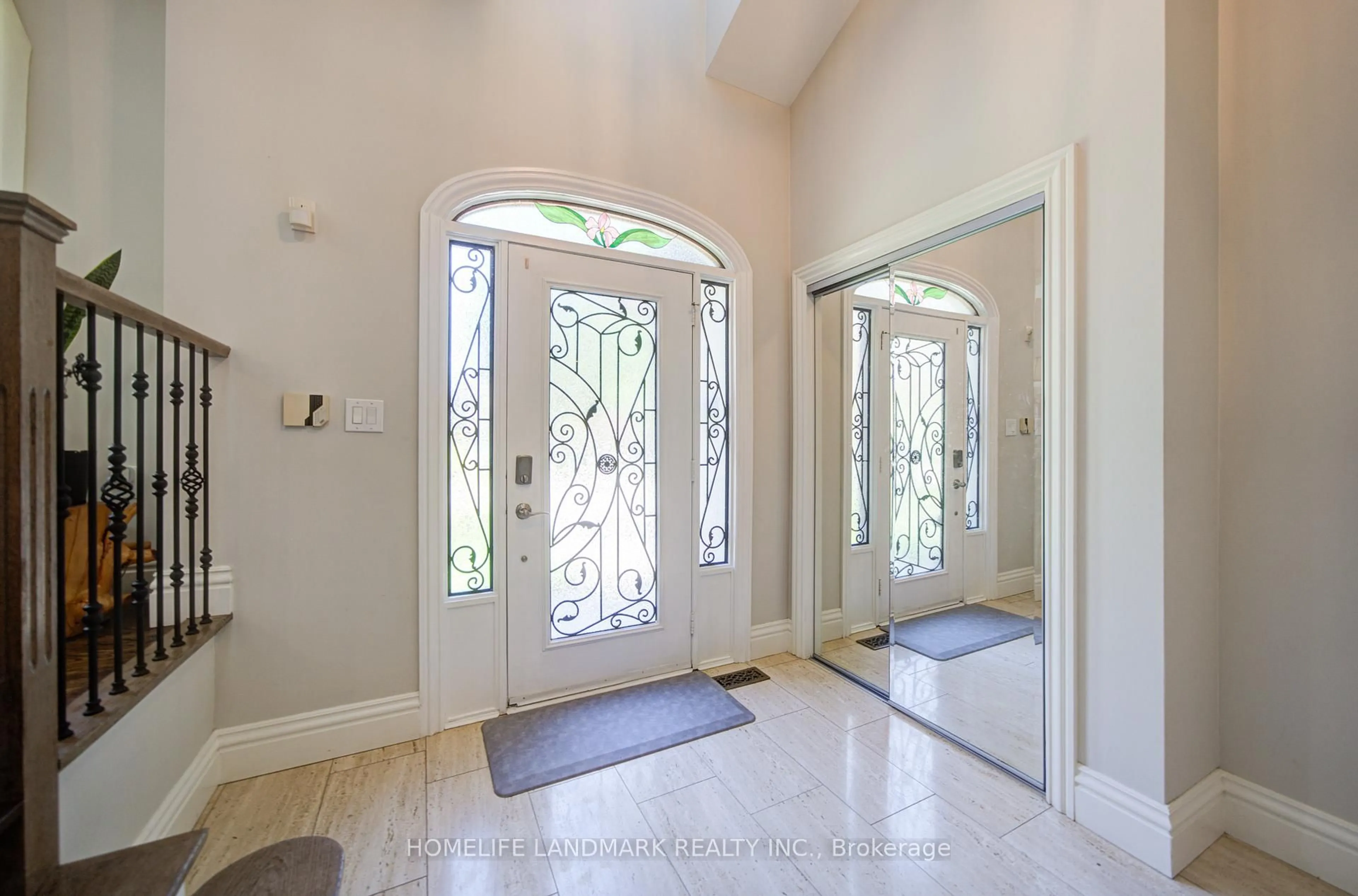 Indoor entryway for 38 Balfour Dr, Hamilton Ontario L9C 7A6