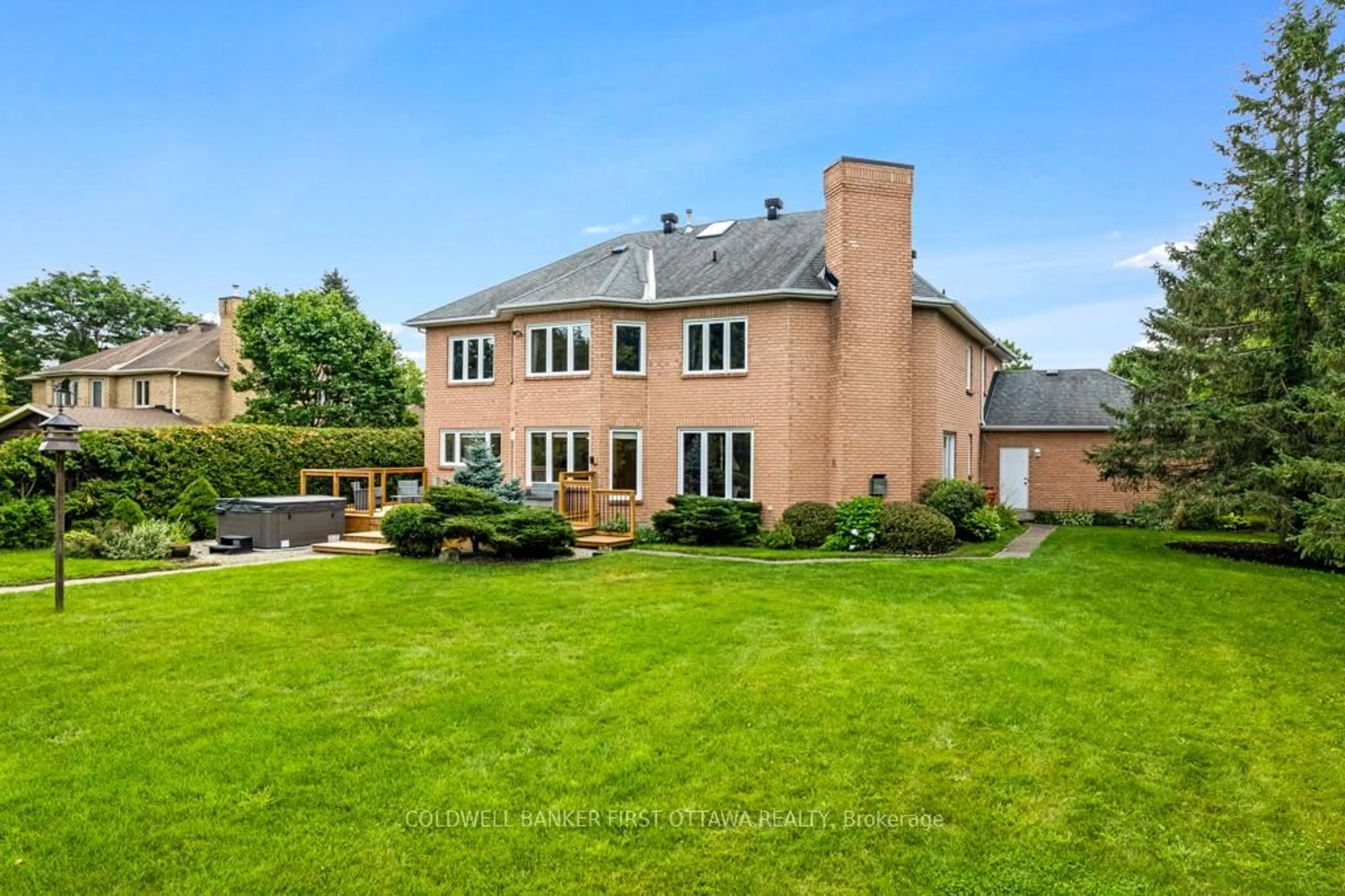 A pic from outside/outdoor area/front of a property/back of a property/a pic from drone, unknown for 5525 PETTAPIECE Cres, Manotick Ontario K4M 1C6