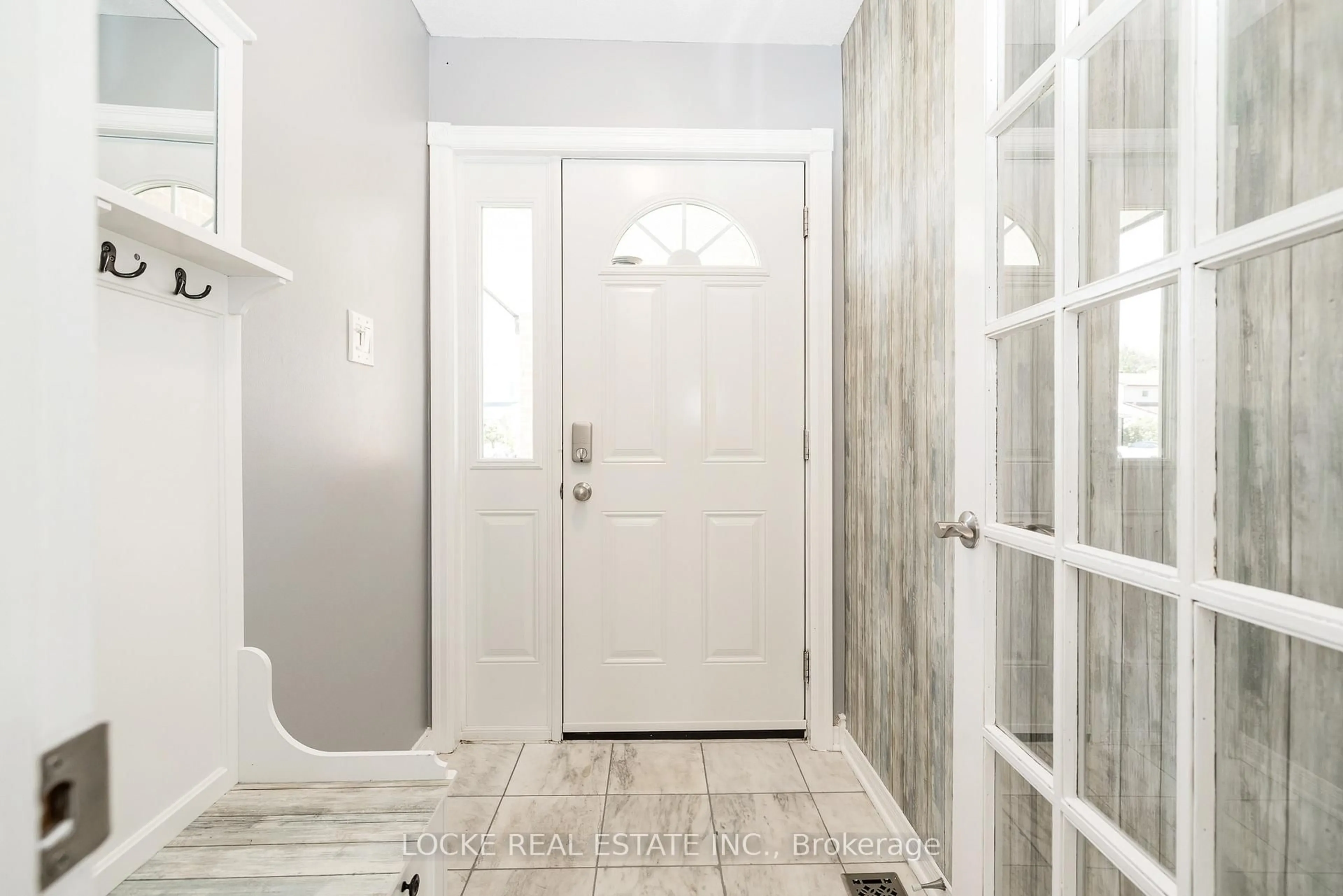 Indoor entryway for 1488 Gaultois Ave, Orleans Ontario K1C 3G9