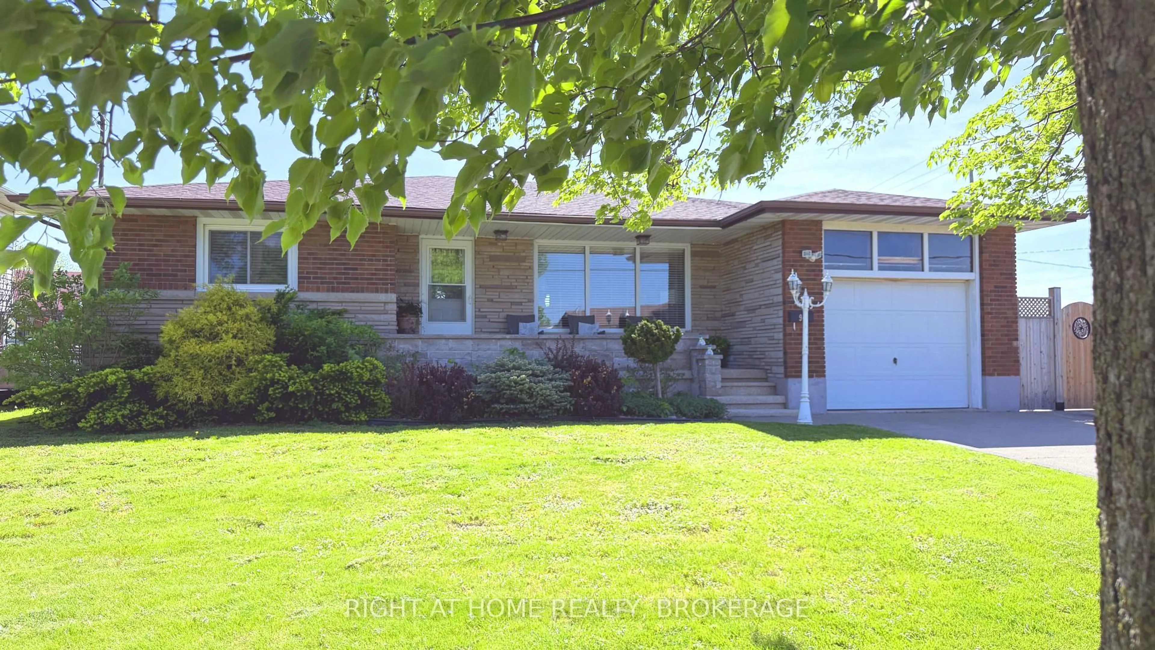 Home with brick exterior material, street for 94 Wellington St, Welland Ontario L3B 1B1