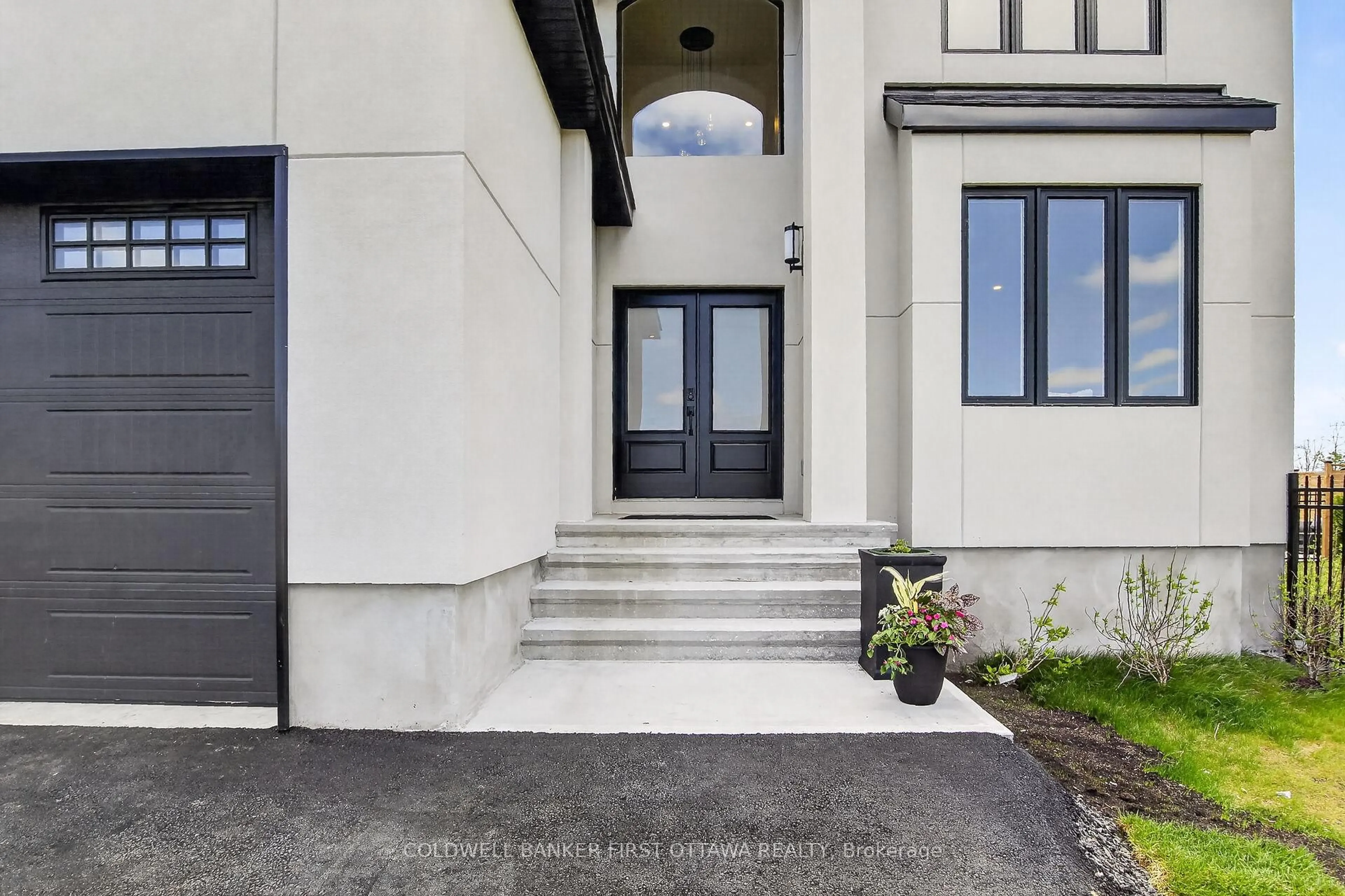 Indoor entryway for 207 Owen Lucas St, Arnprior Ontario K7S 3G8