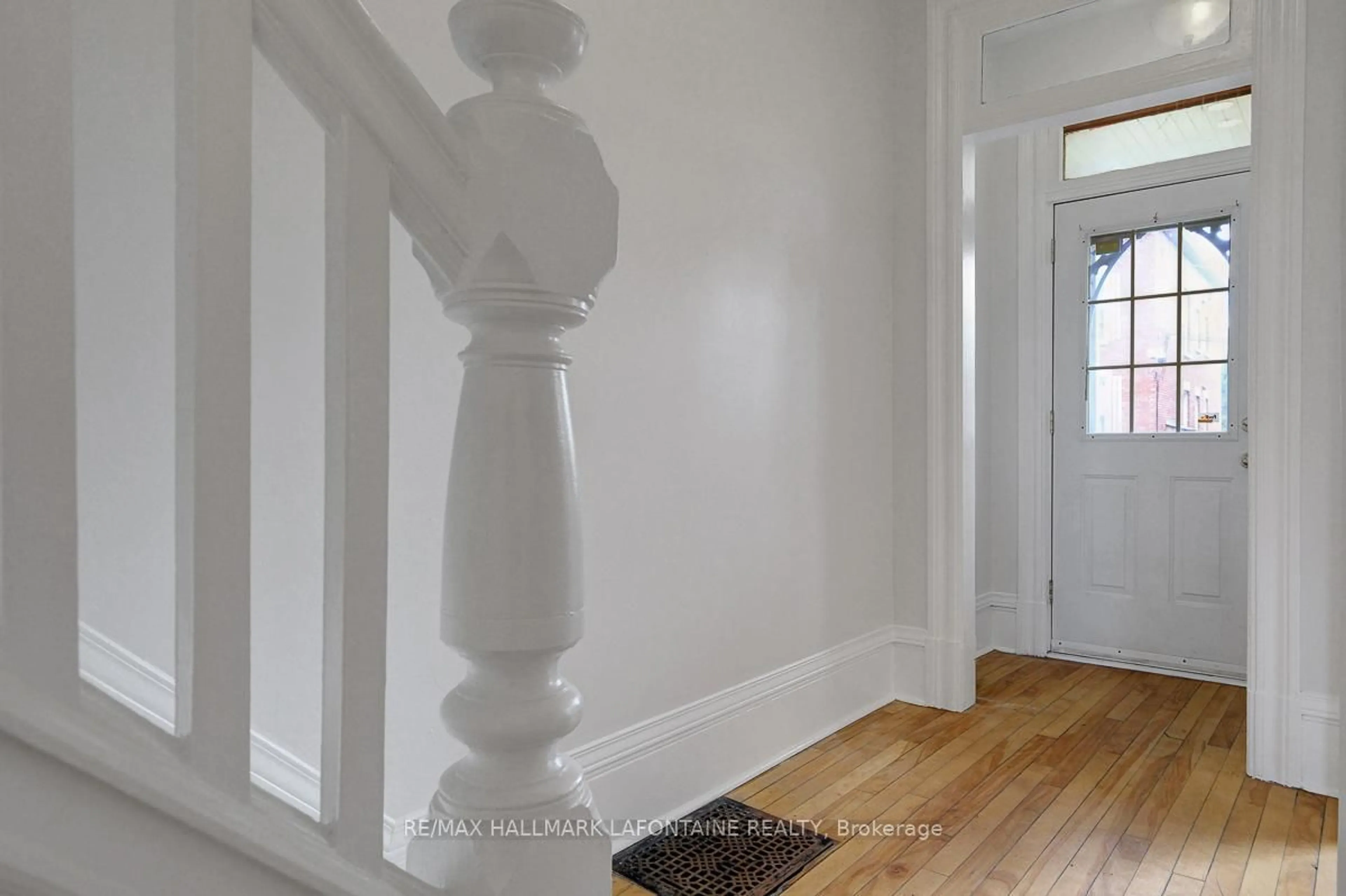 Indoor entryway for 138 Concord St, Ottawa Ontario K1S 0Z4