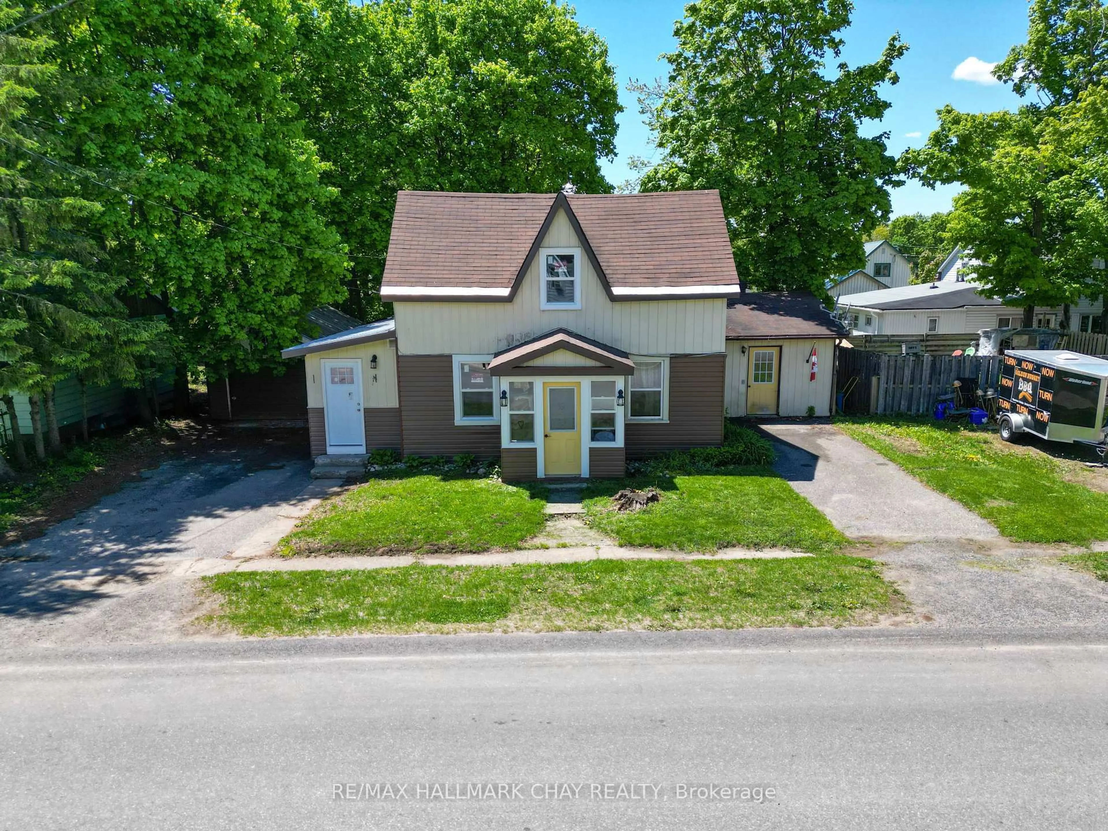 A pic from outside/outdoor area/front of a property/back of a property/a pic from drone, street for 635 First St, Gravenhurst Ontario P1P 1K1