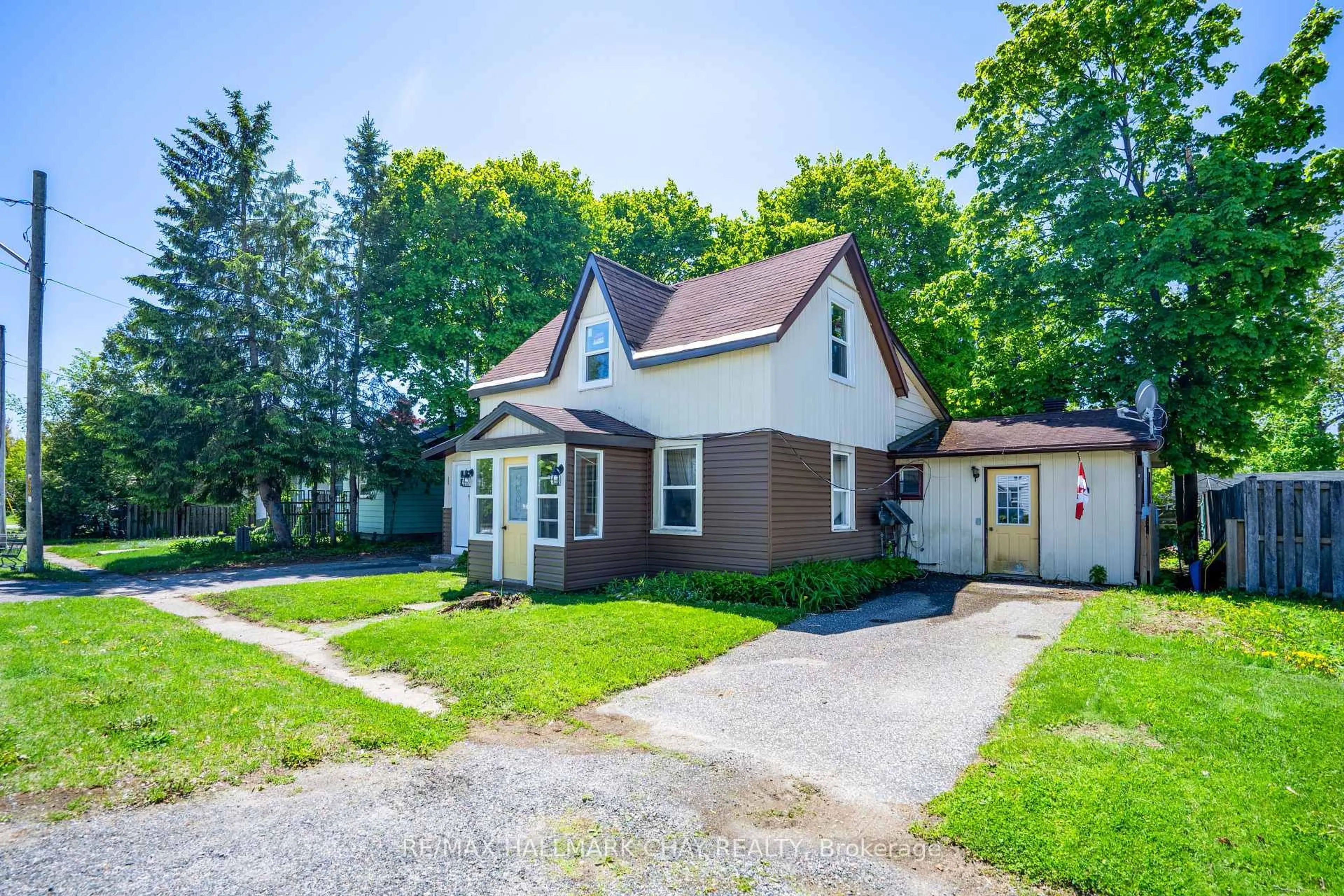 A pic from outside/outdoor area/front of a property/back of a property/a pic from drone, street for 635 First St, Gravenhurst Ontario P1P 1K1