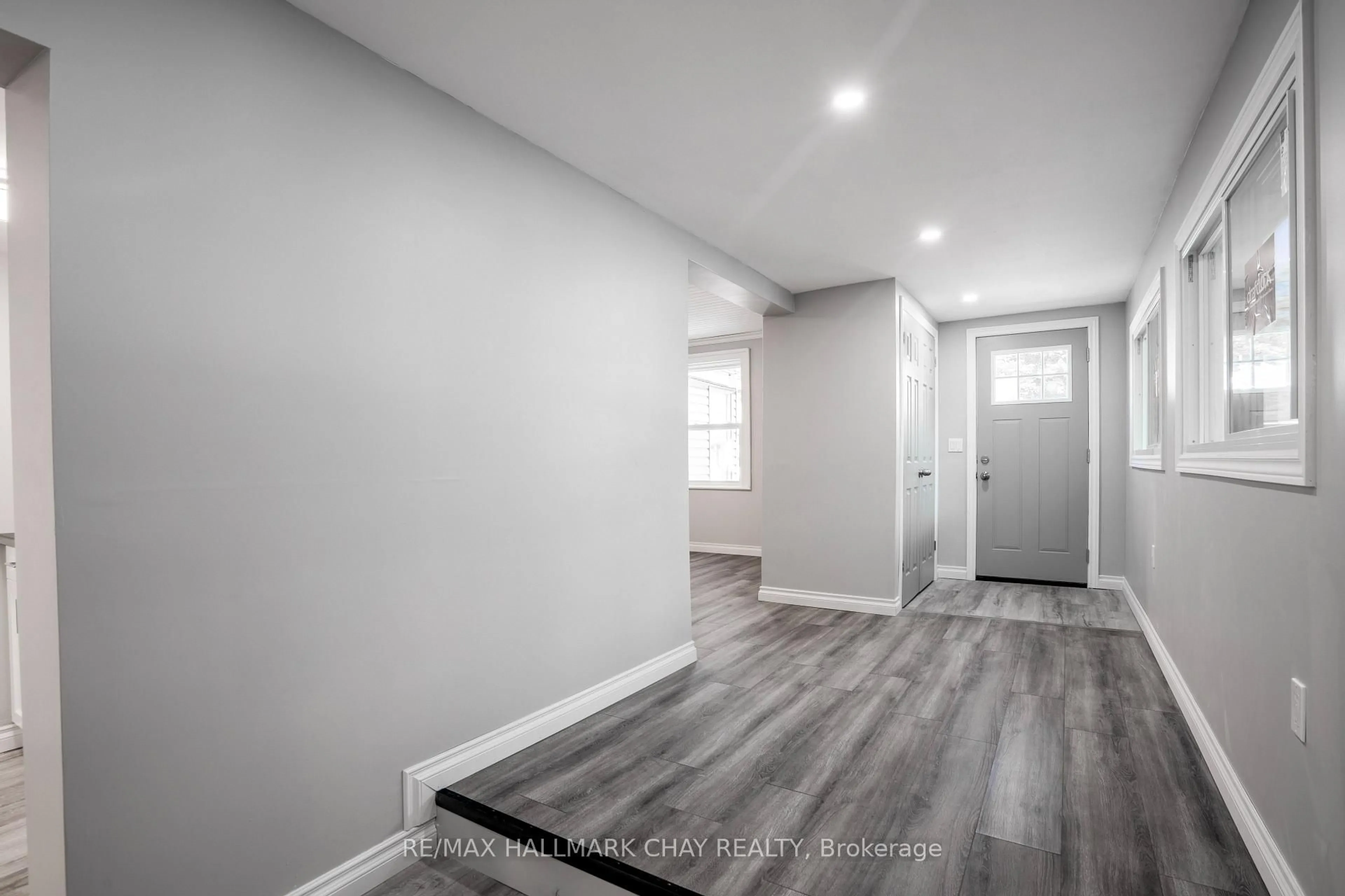 Indoor entryway for 635 First St, Gravenhurst Ontario P1P 1K1