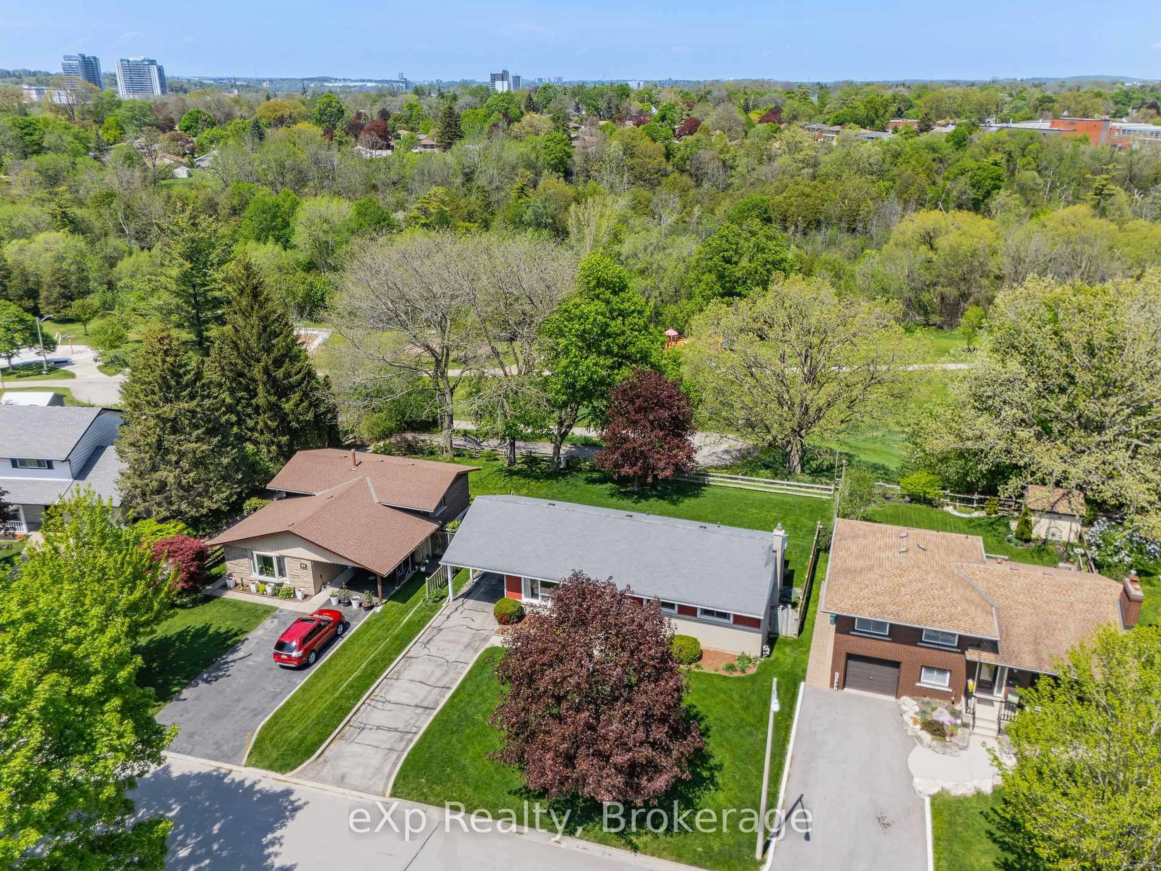 A pic from outside/outdoor area/front of a property/back of a property/a pic from drone, street for 53 Woodland Dr, Cambridge Ontario N1R 2X7