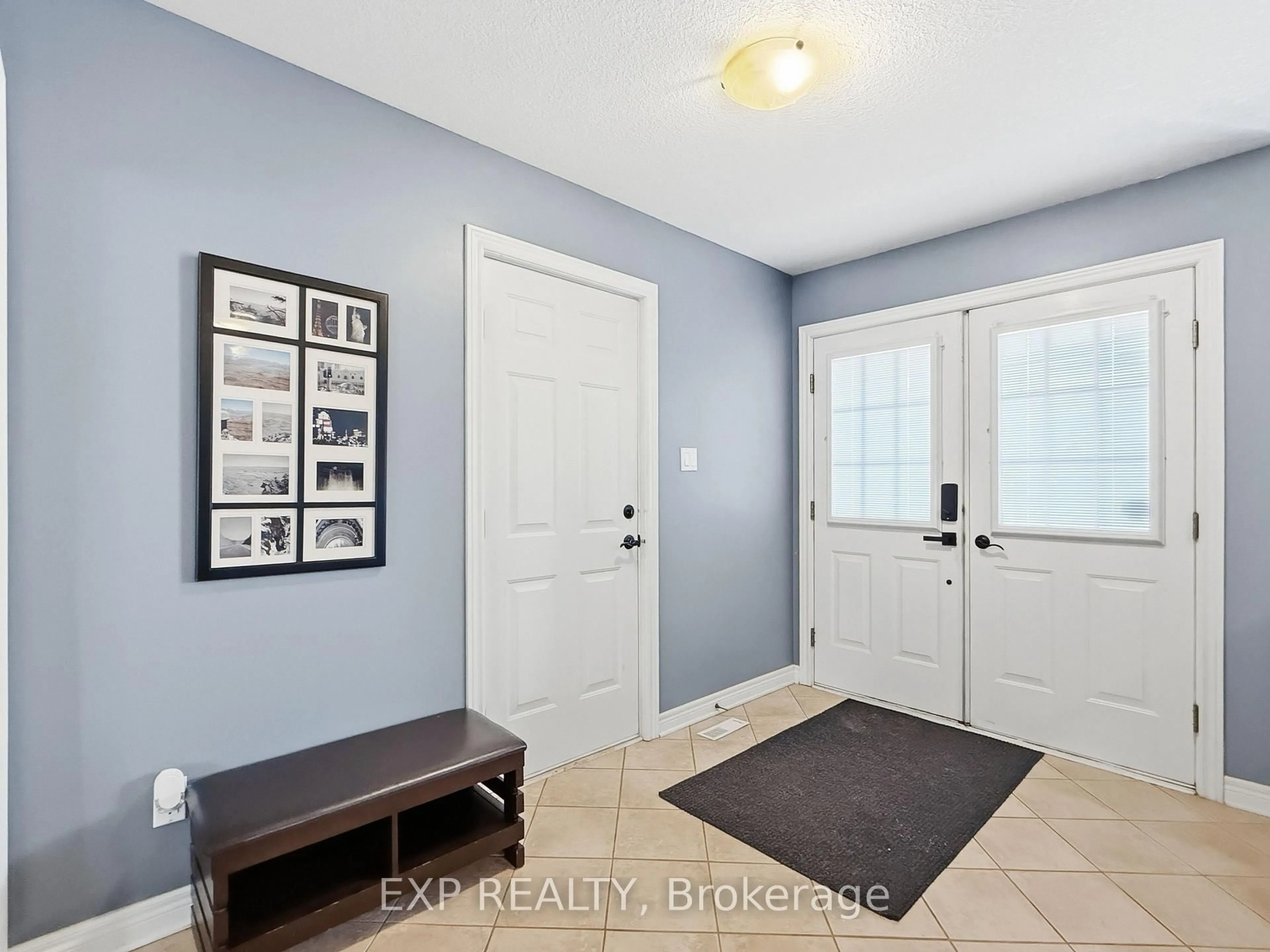 Indoor entryway for 638 Wharncliffe Rd #7, London South Ontario N6J 2N4