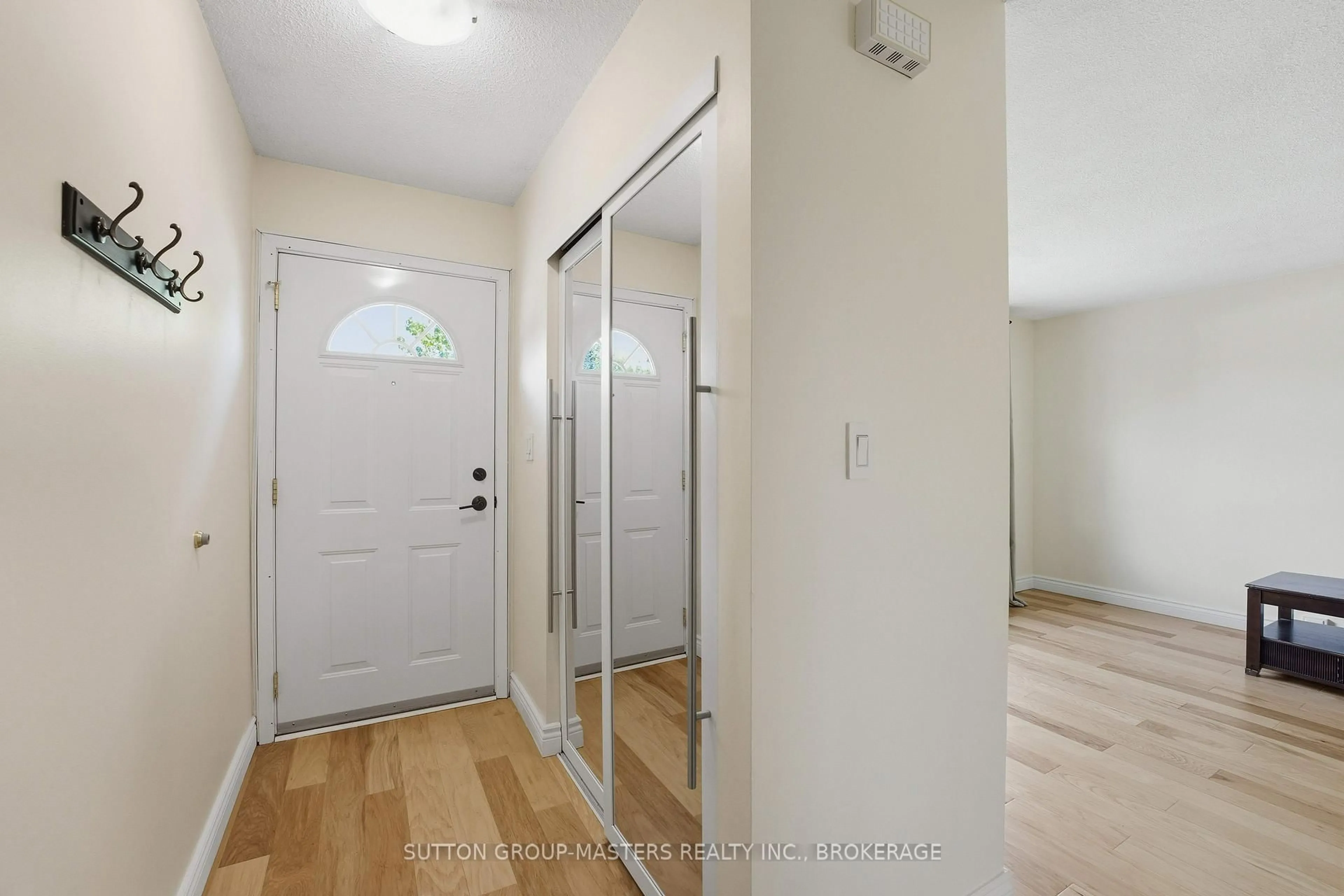 Indoor entryway for 15 Camden Crt, Kingston Ontario K7K 5W6