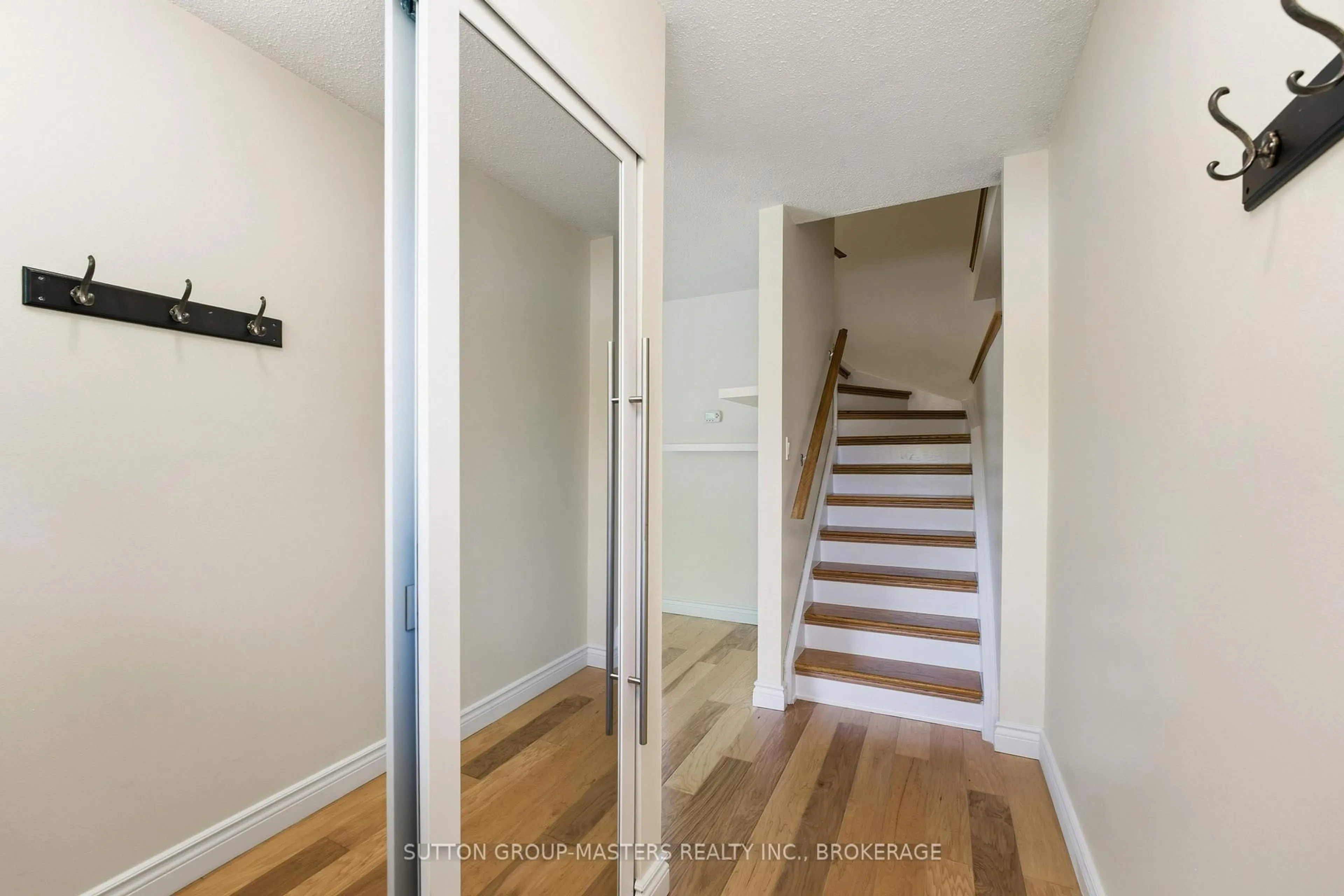 Indoor entryway for 15 Camden Crt, Kingston Ontario K7K 5W6