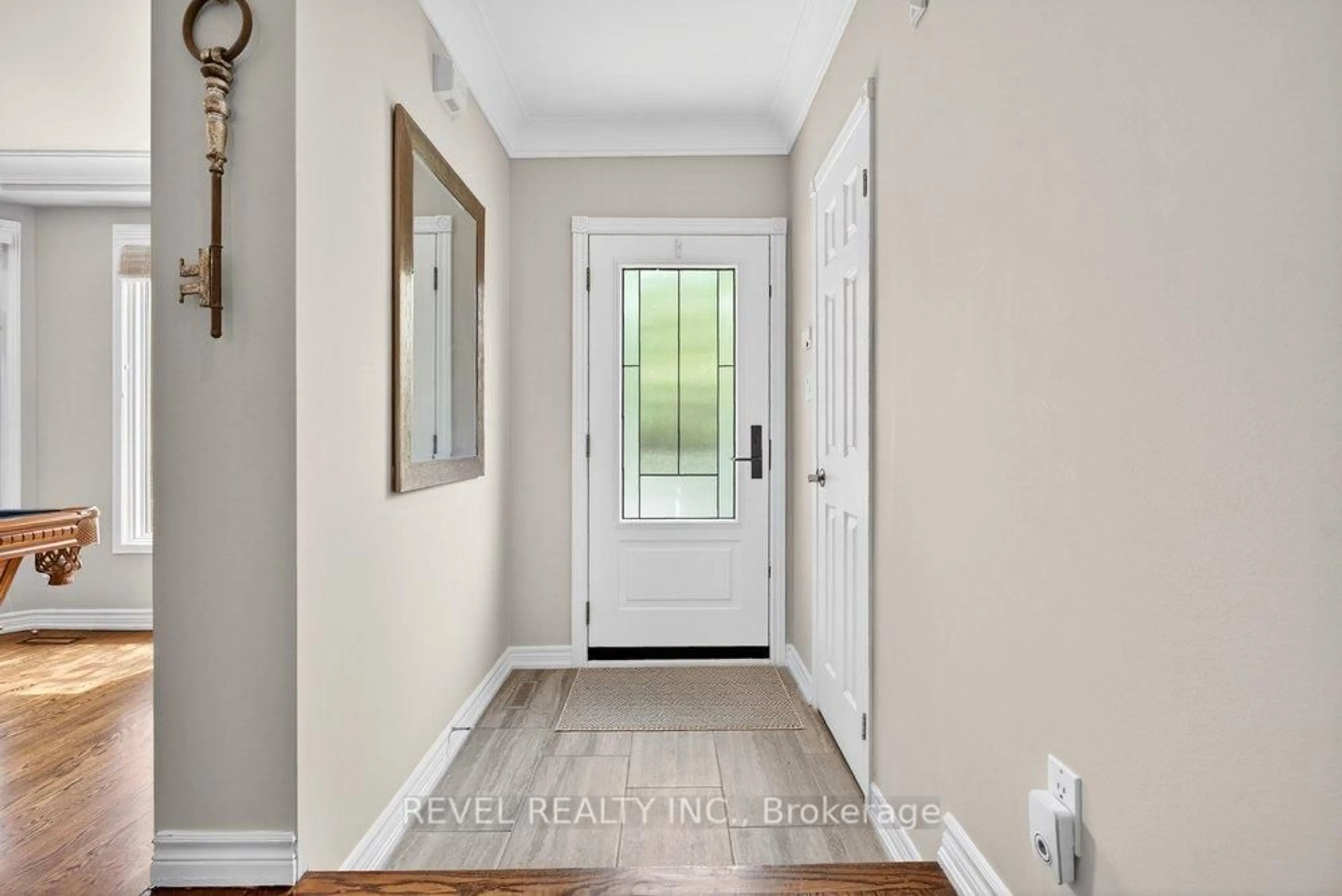 Indoor entryway for 43 Sunvale Pl, Hamilton Ontario L8E 4Z6