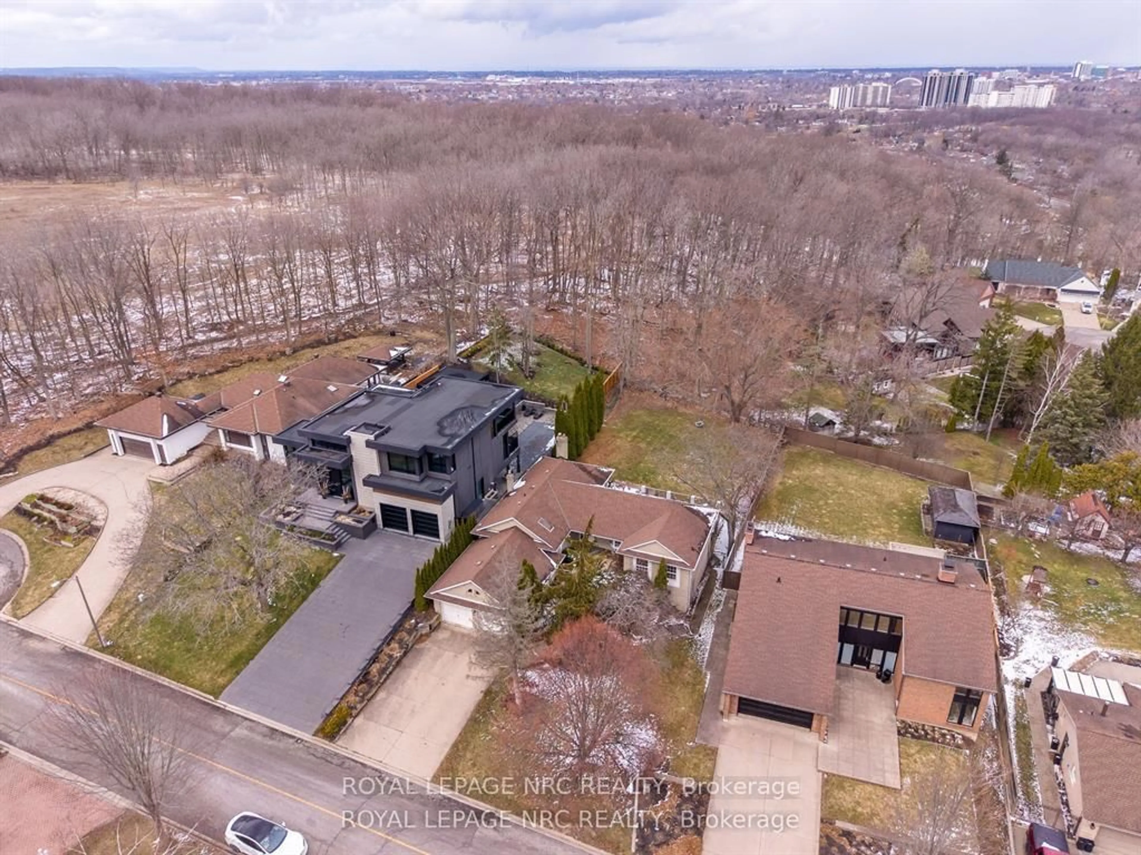 A pic from outside/outdoor area/front of a property/back of a property/a pic from drone, unknown for 61 Tremont Dr, St. Catharines Ontario L2T 3Y9