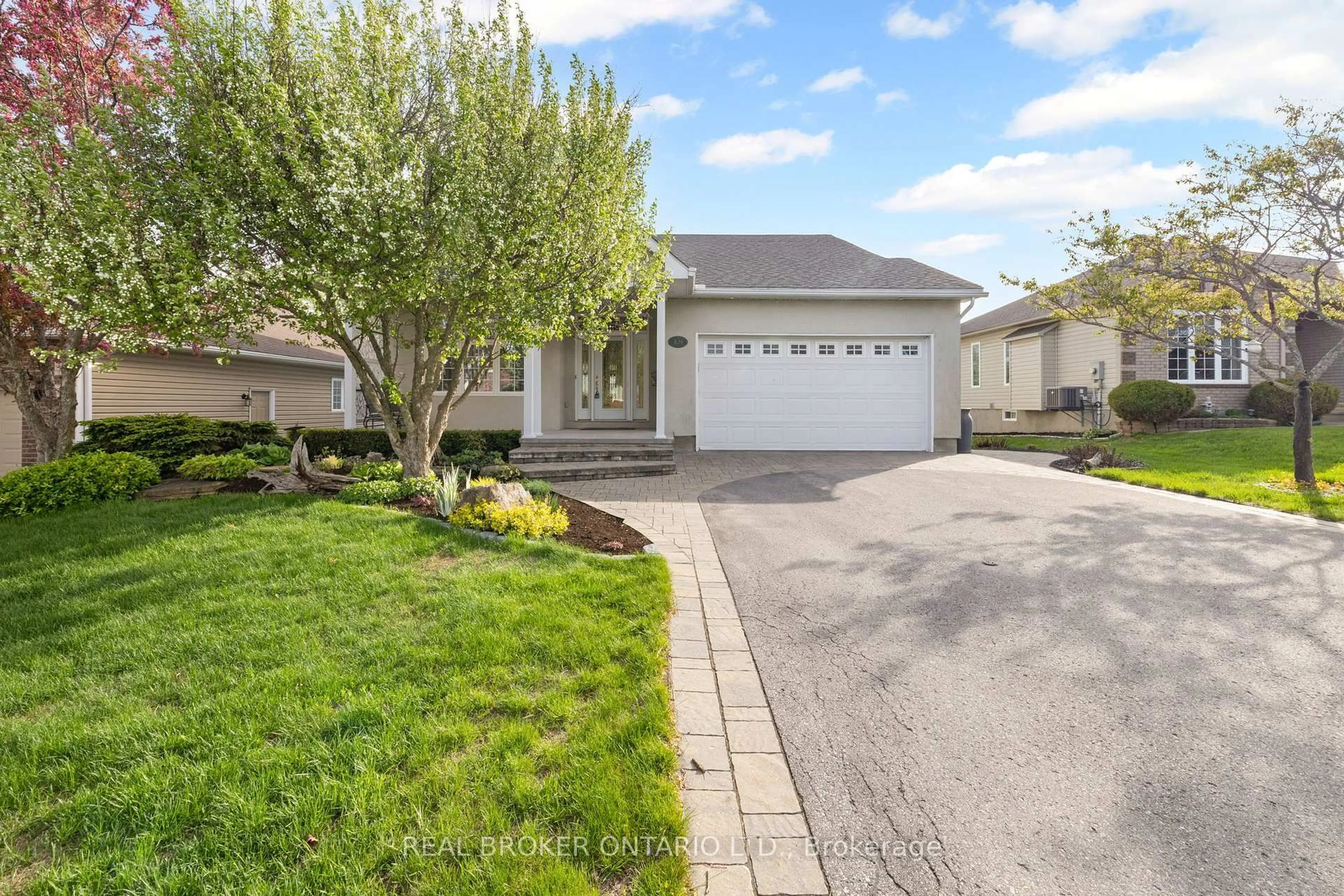 A pic from outside/outdoor area/front of a property/back of a property/a pic from drone, street for 48 Harold St, Almonte Ontario K0A 1A0