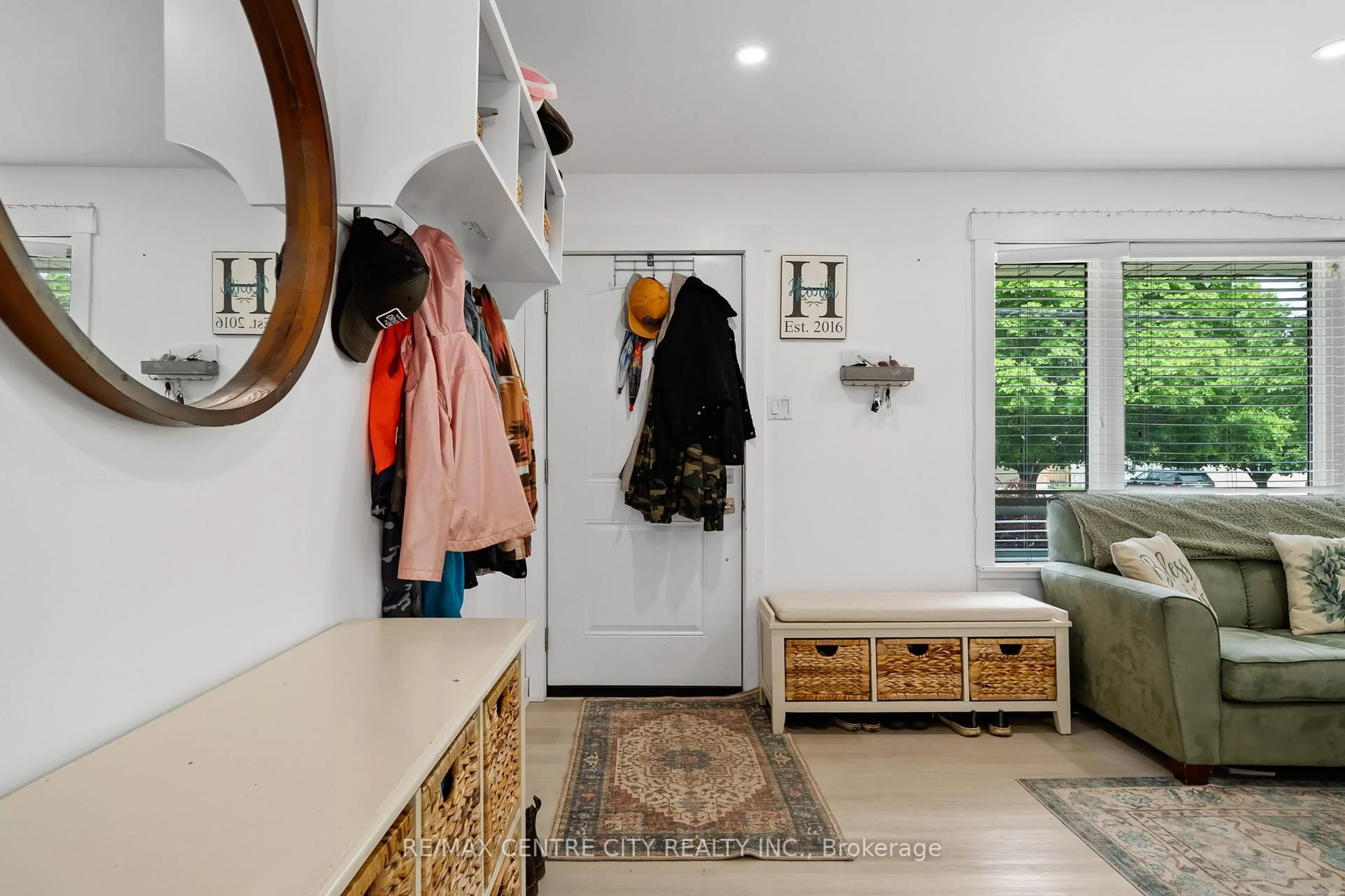 Indoor entryway for 135 Caverly Rd, Aylmer Ontario N5H 3C4