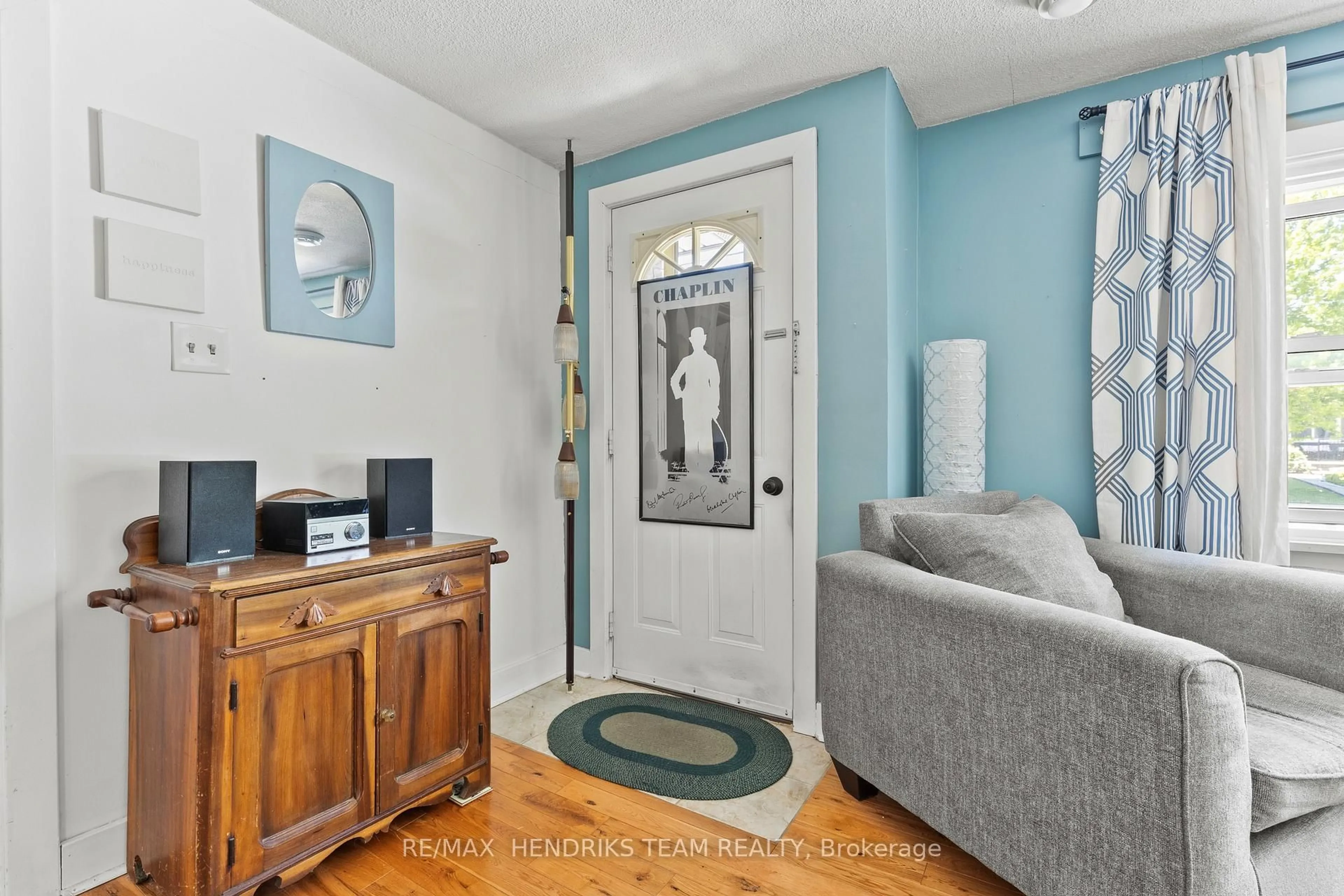 Indoor entryway for 318 Aqueduct St, Welland Ontario L3C 1E1