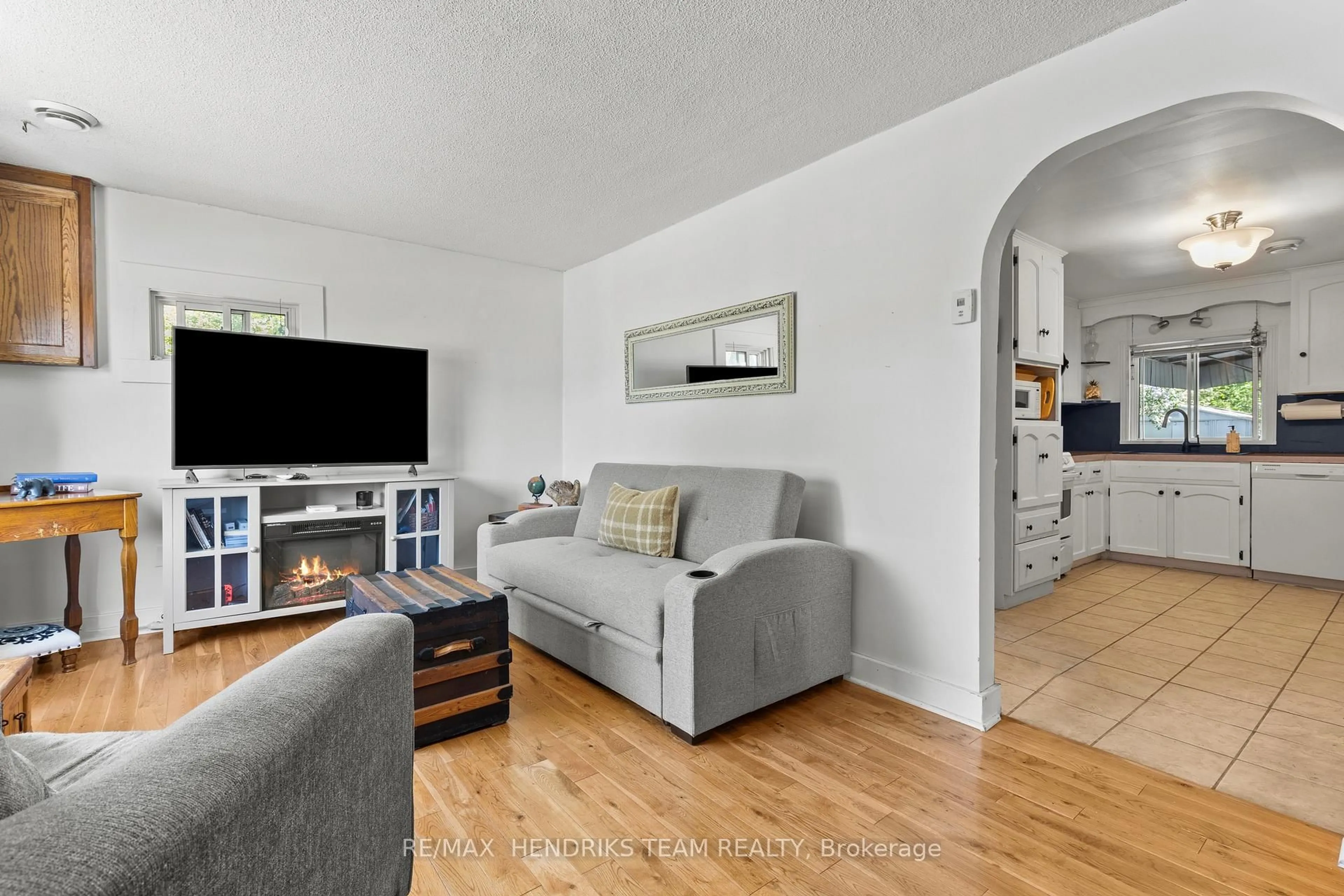 Living room with furniture, wood/laminate floor for 318 Aqueduct St, Welland Ontario L3C 1E1