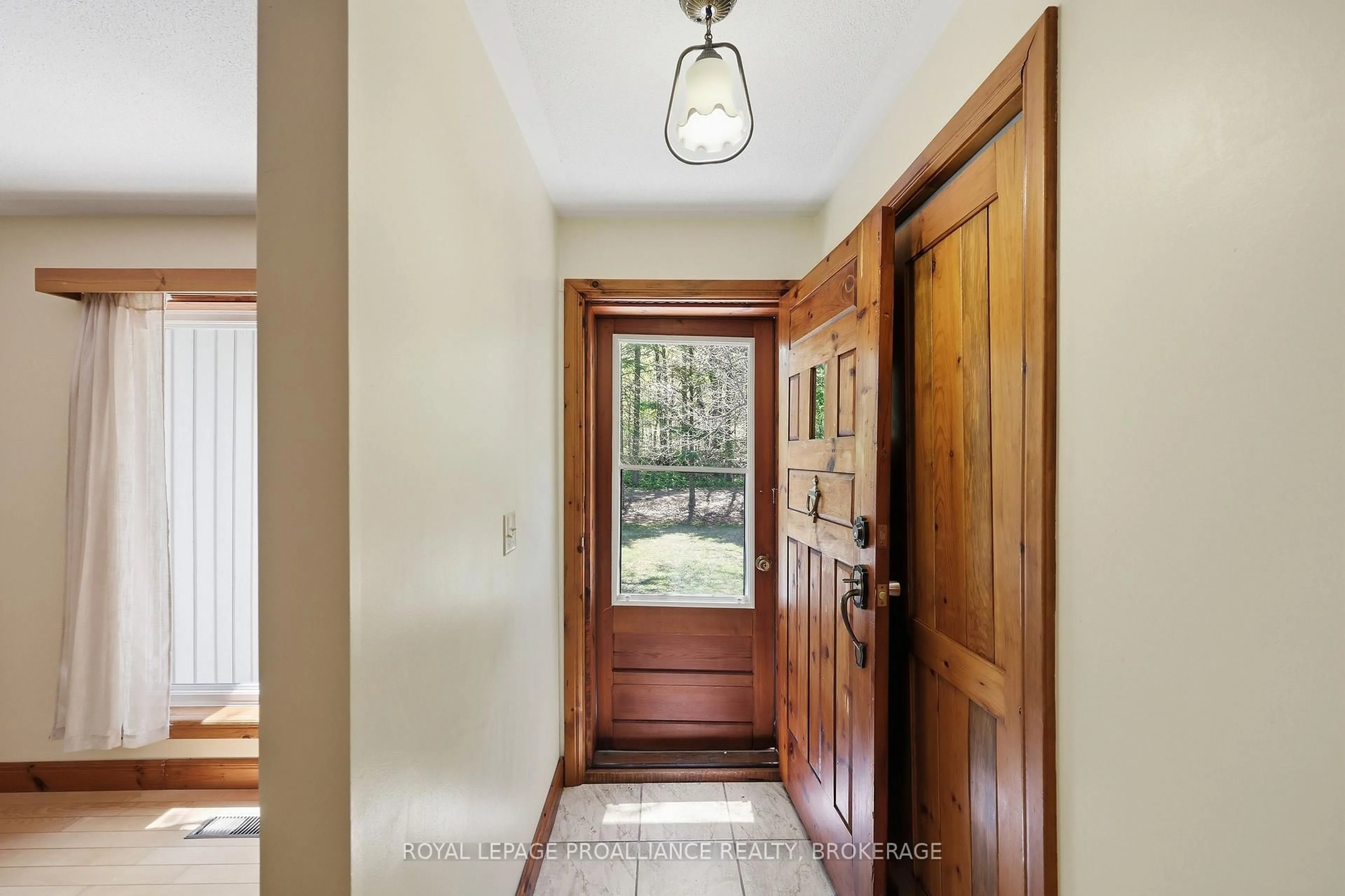 Indoor entryway for 3384 Murton Rd, Harrowsmith Ontario K0H 1V0