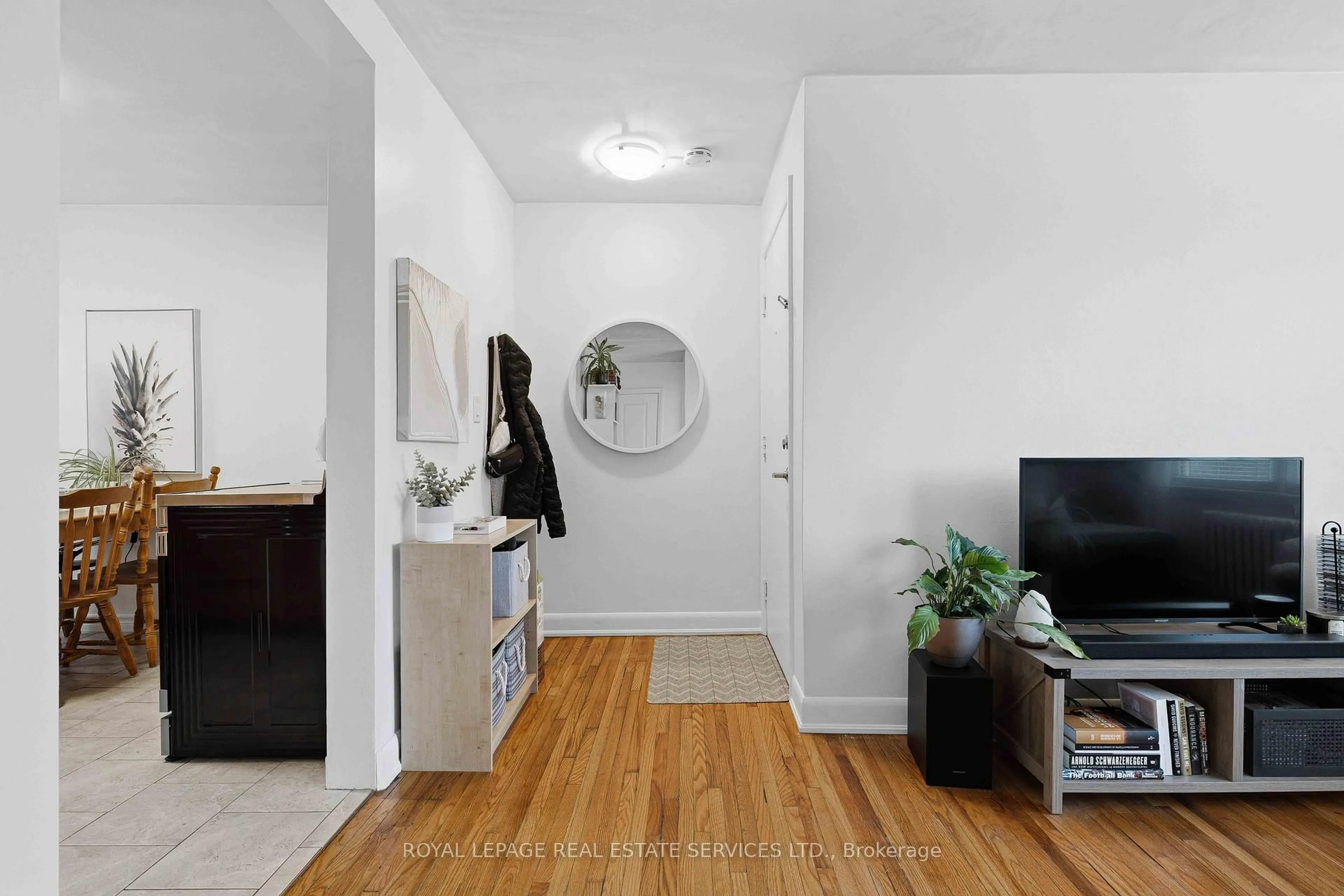 Indoor entryway for 1028 Johnson St, Kingston Ontario K7M 2N4