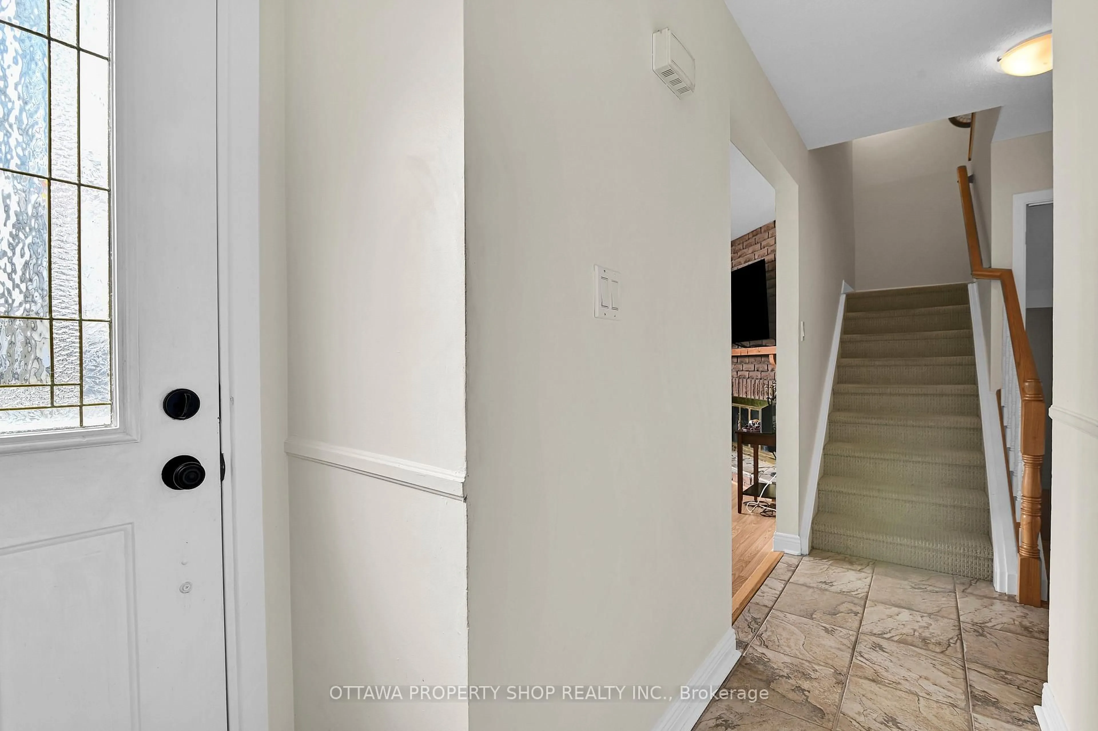 Indoor entryway for 202 Rosemary Gdns, Orleans Ontario K1E 1Y8