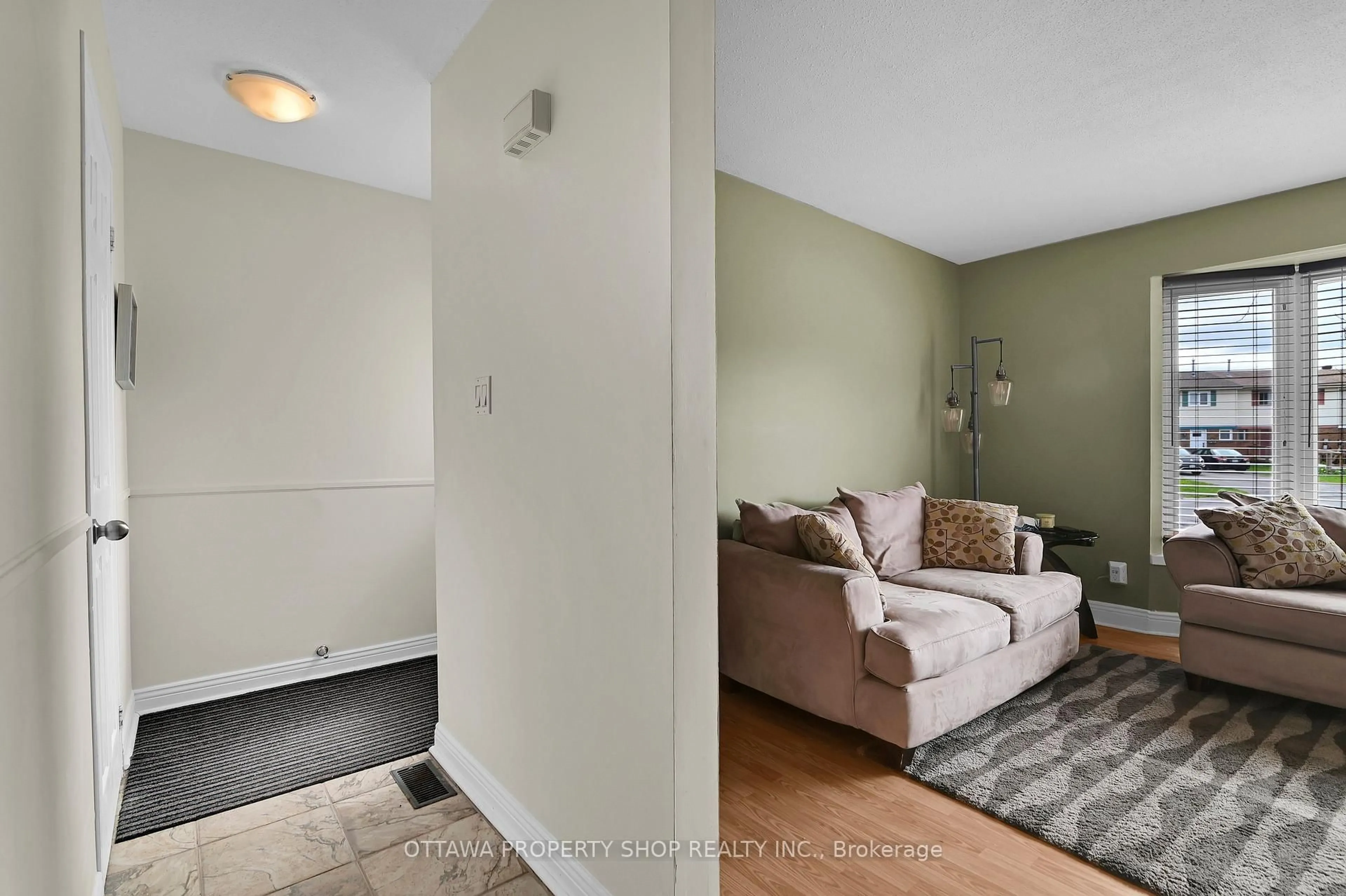 Indoor entryway for 202 Rosemary Gdns, Orleans Ontario K1E 1Y8