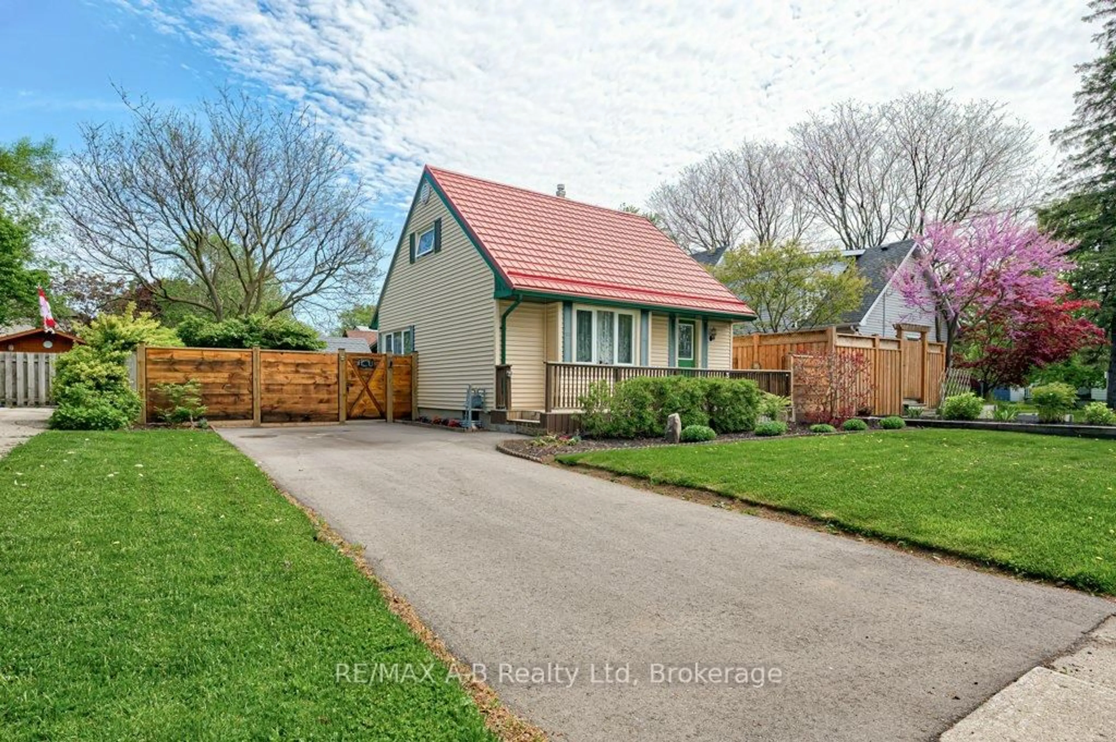 A pic from outside/outdoor area/front of a property/back of a property/a pic from drone, street for 304 Douglas St, Stratford Ontario N5A 5R3